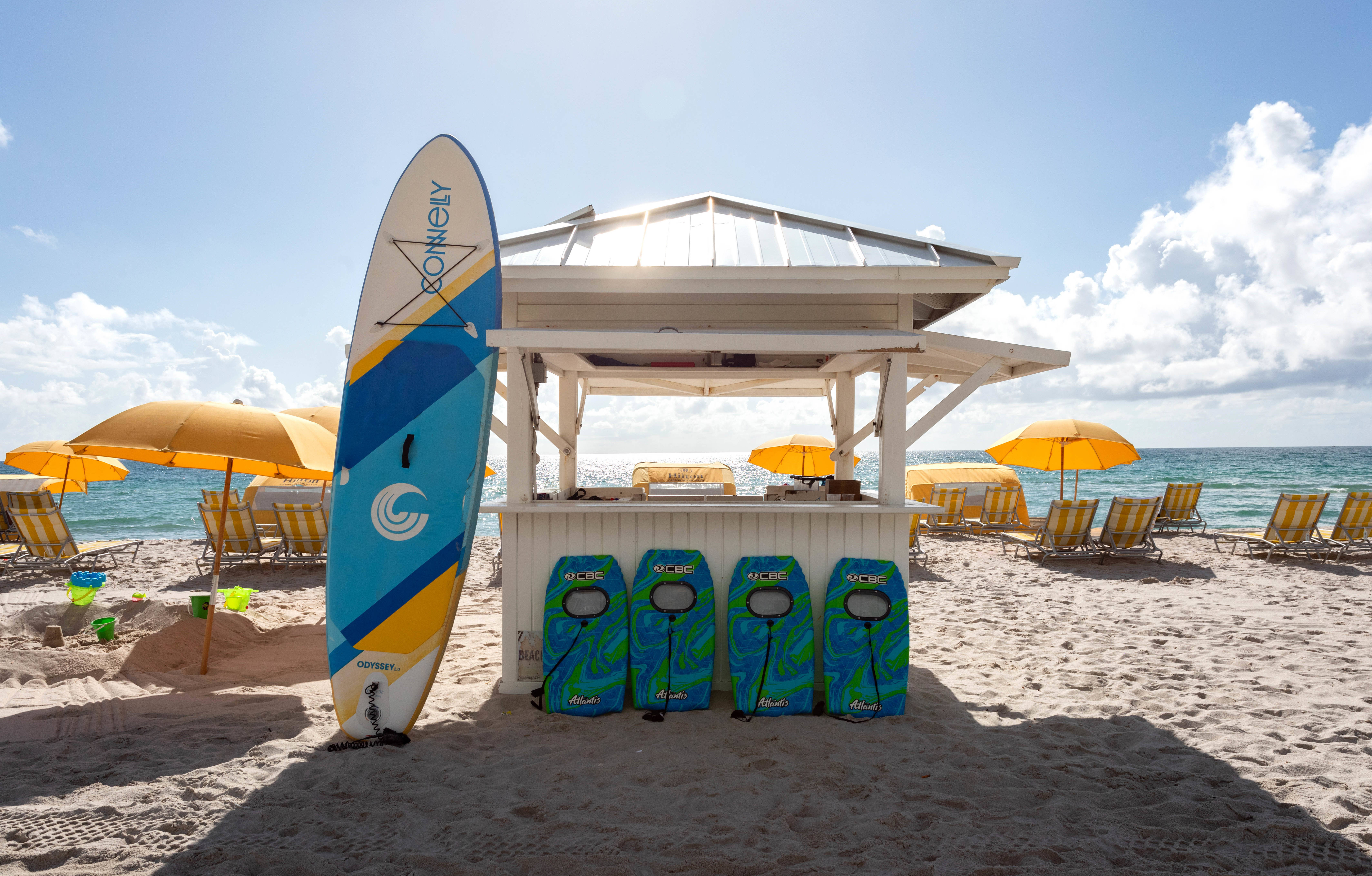 Área de cabañas con divanes en la playa