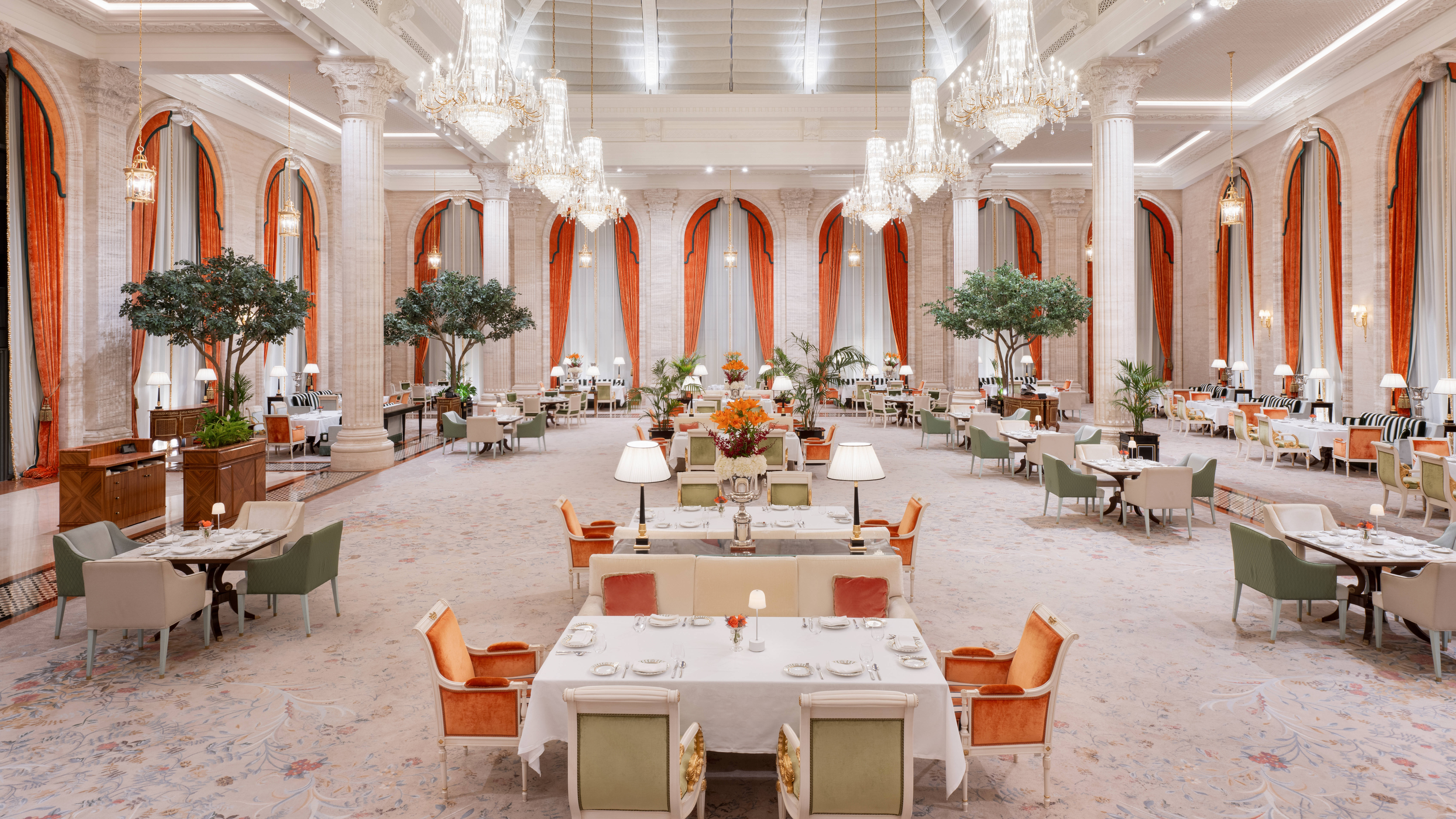 Zonă de luat masa la restaurantul Courtyard