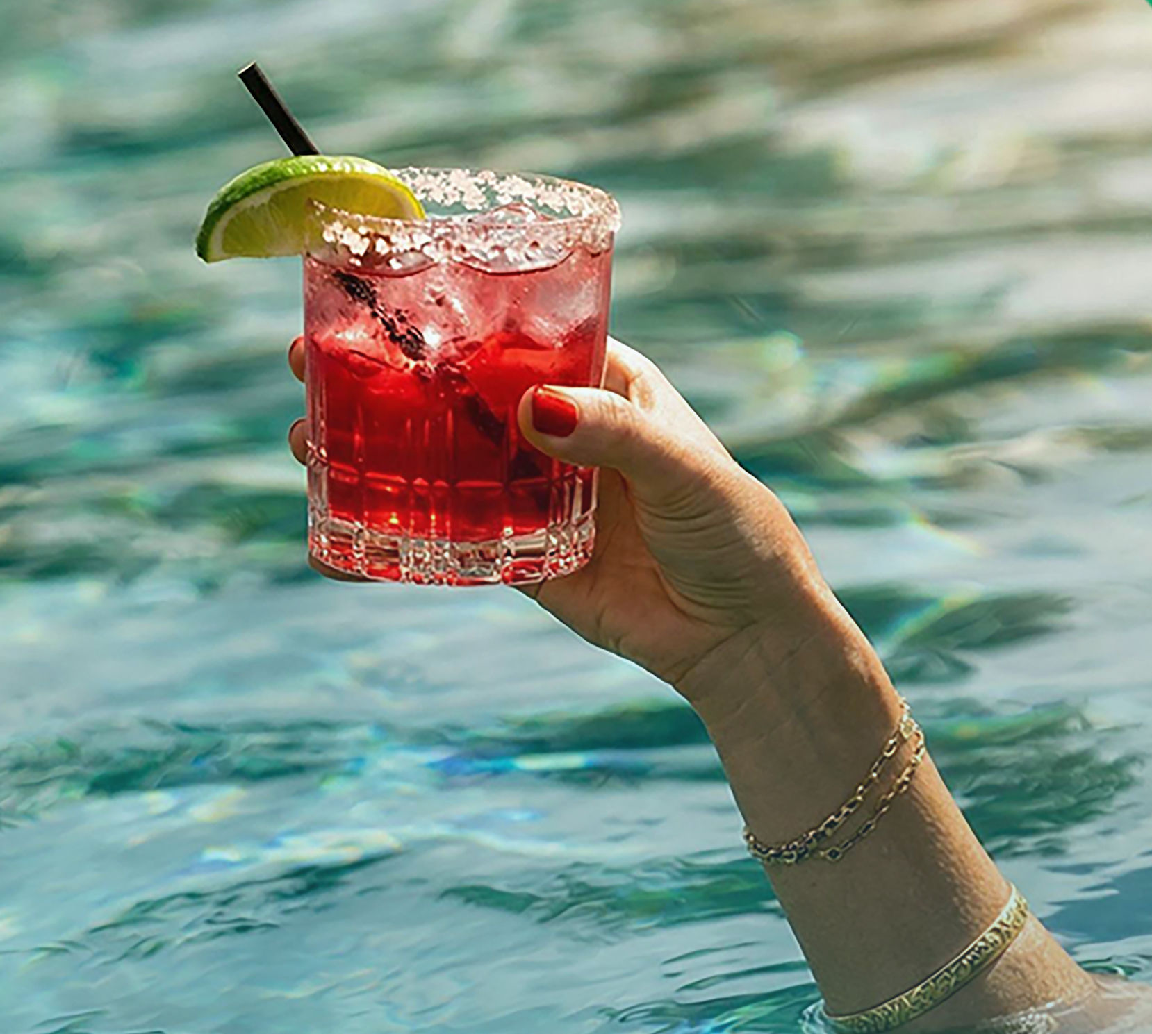 수영장에서 음료를 들고 있는 여성