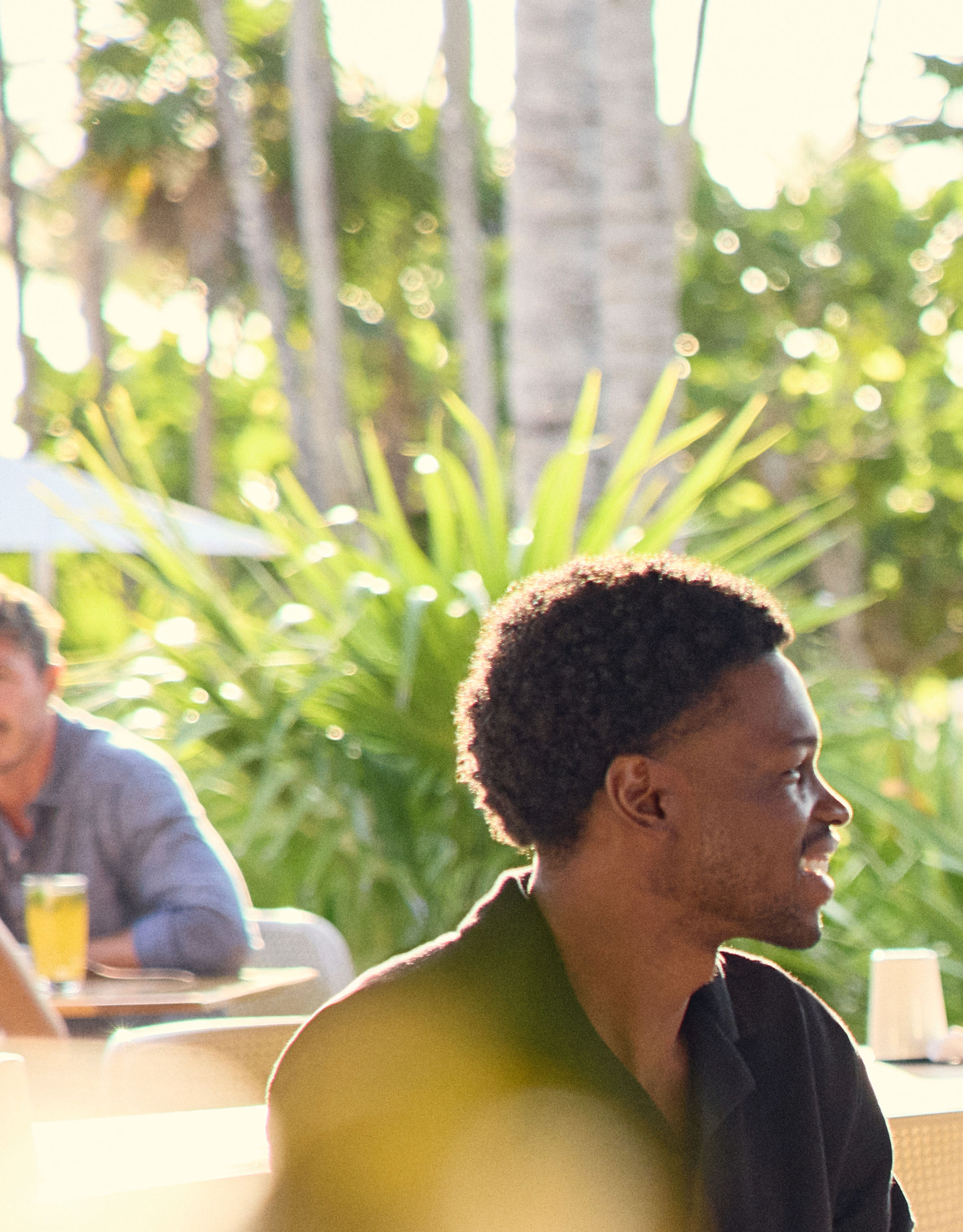 أم، أب، ابنة، ابن وصديقة من العائلة أو أحد أفراد العائلة يتناول وجبة معًا في كوكومار