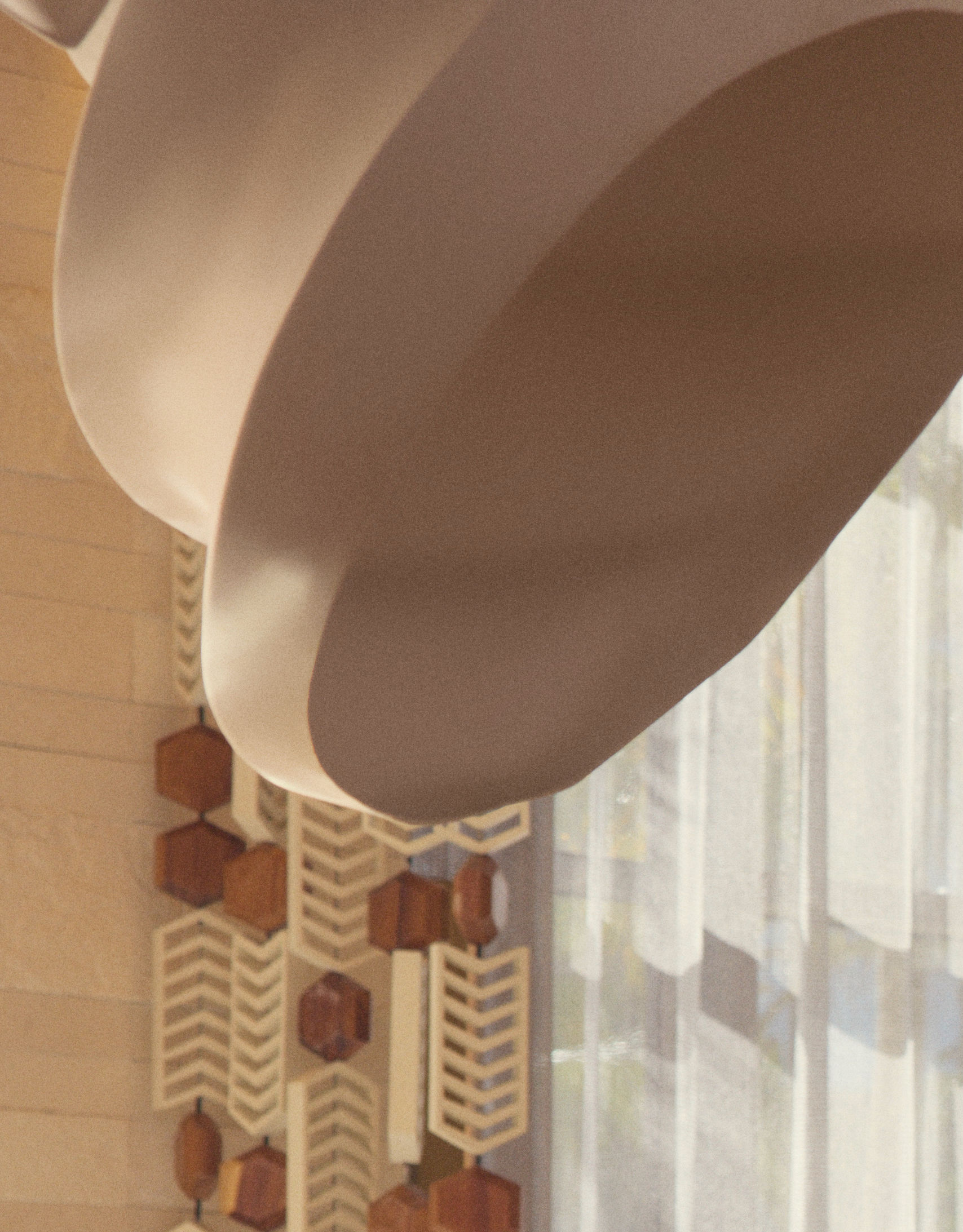 一位女士和一位男士在優雅的酒吧享用雞尾酒