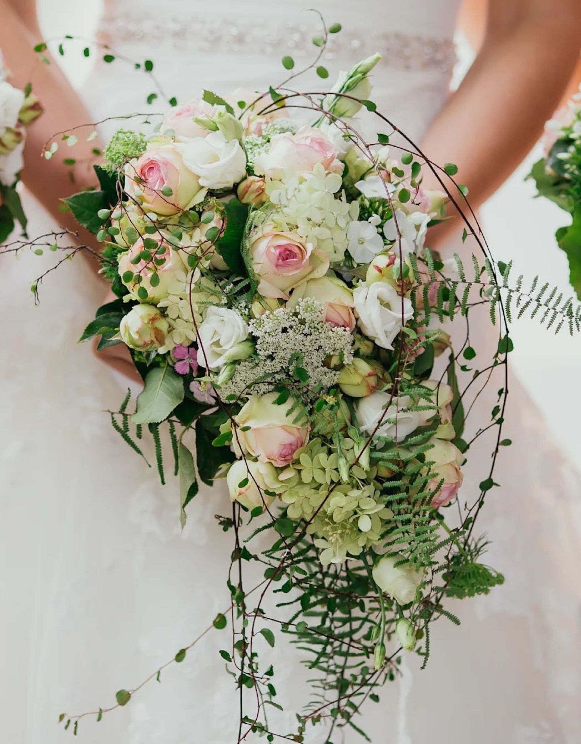 신부가 들고 있는 부케 3개 및 신부 2개 클로즈업 이미지