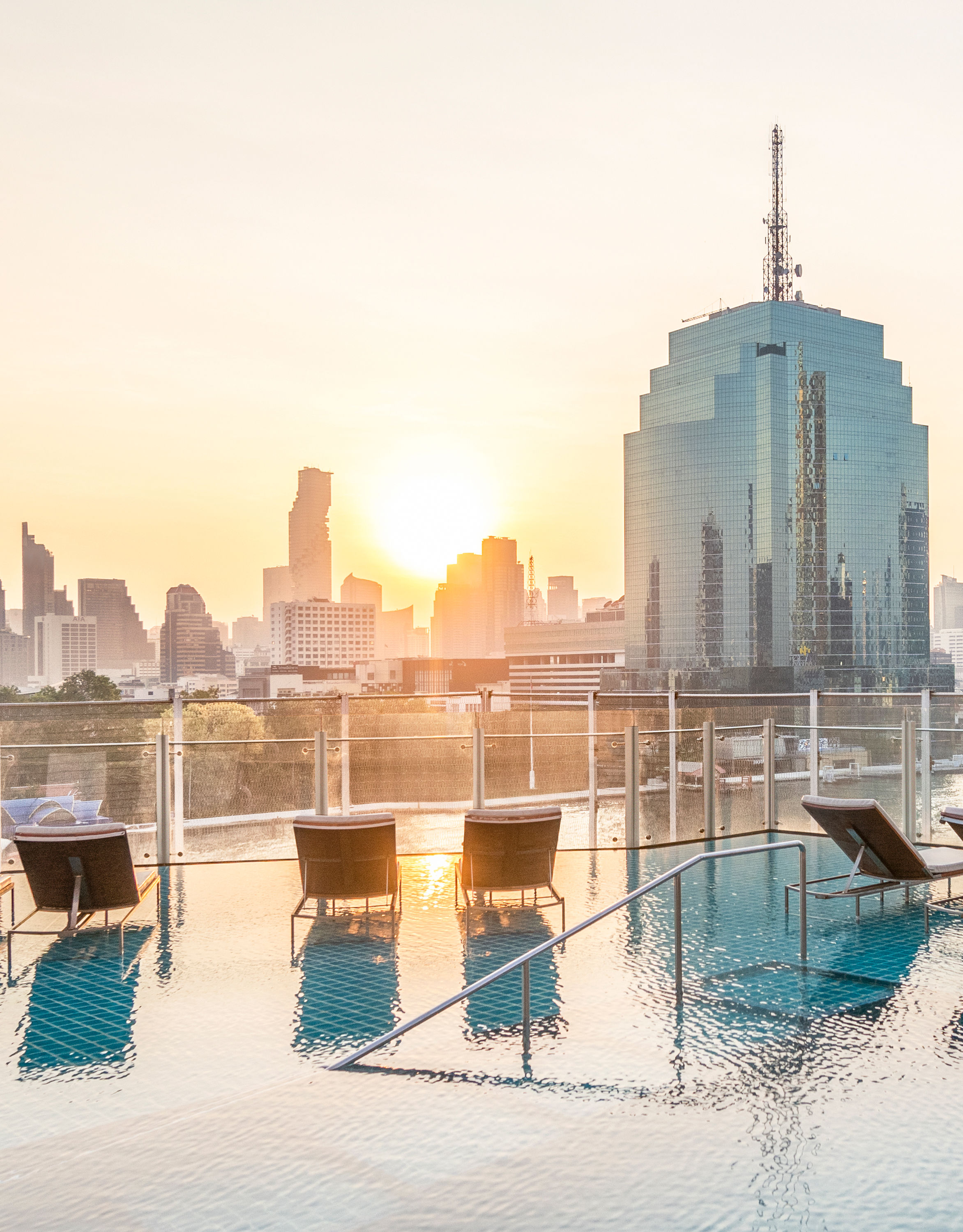 piscine extérieure sur le toit et vue sur la ville