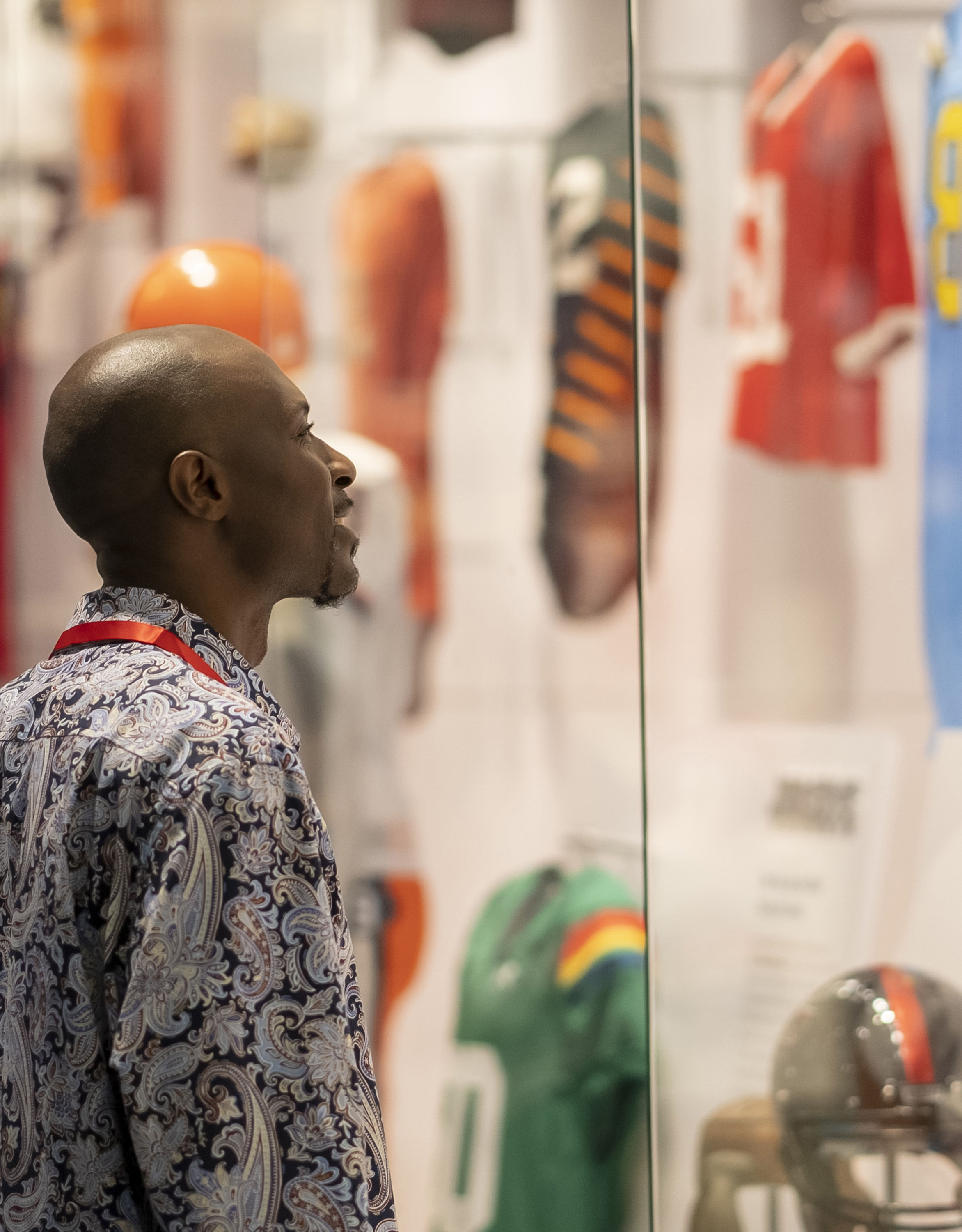 hombre mirando objetos de interés