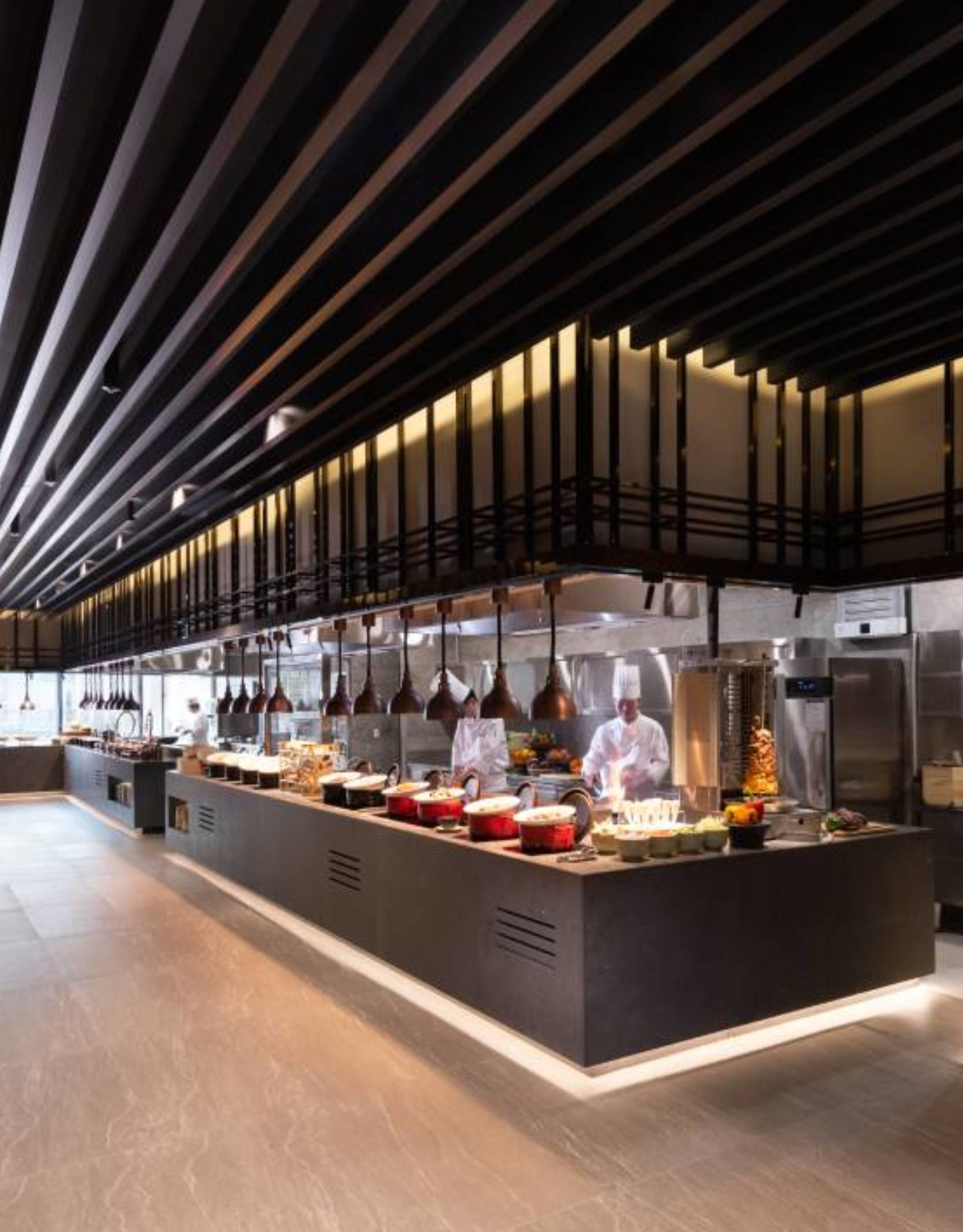 chefs préparant le buffet au Demeter Restaurant