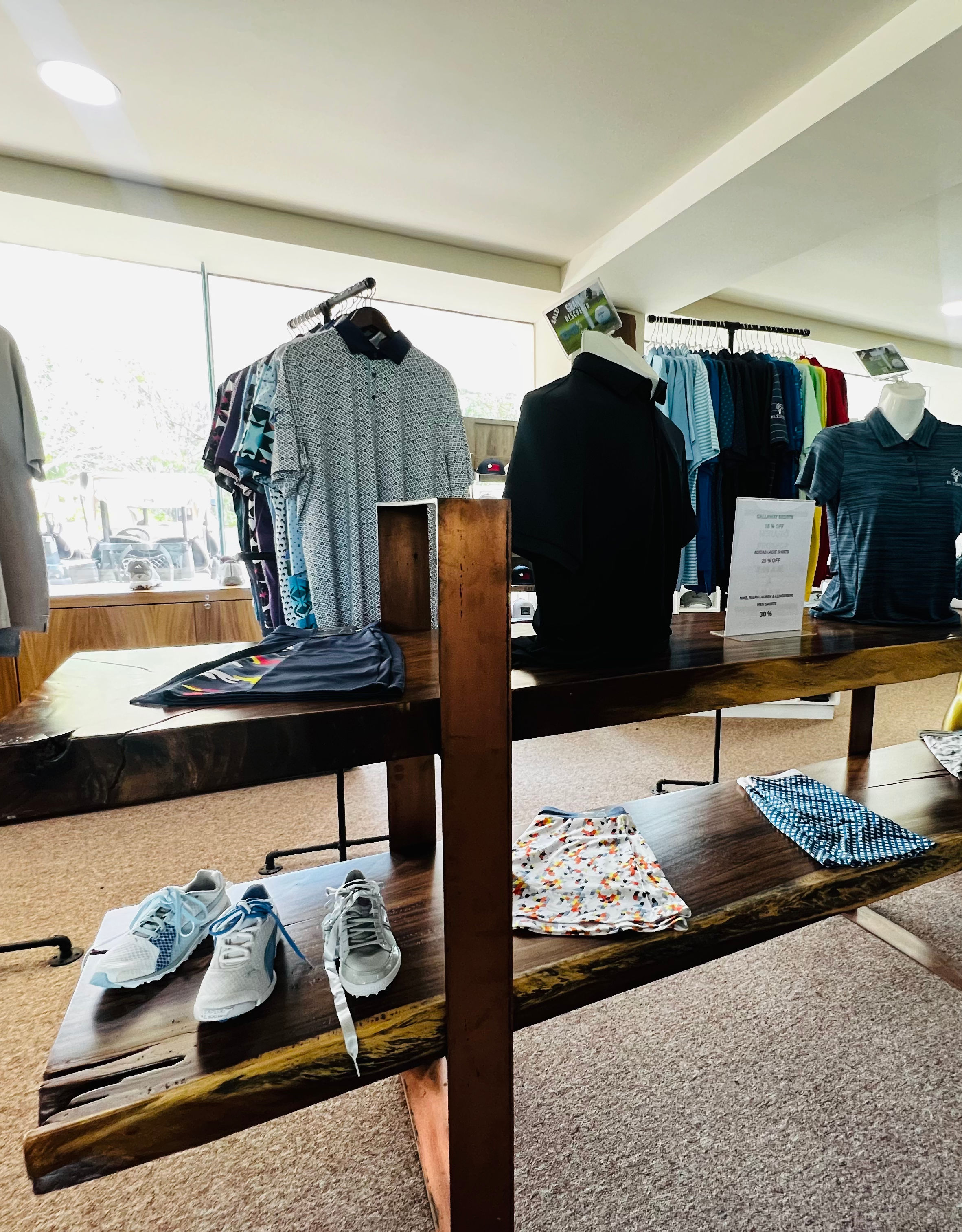 Aufnahme eines Golfausrüstungsladens mit Schaufensterpuppen in Golfkleidung