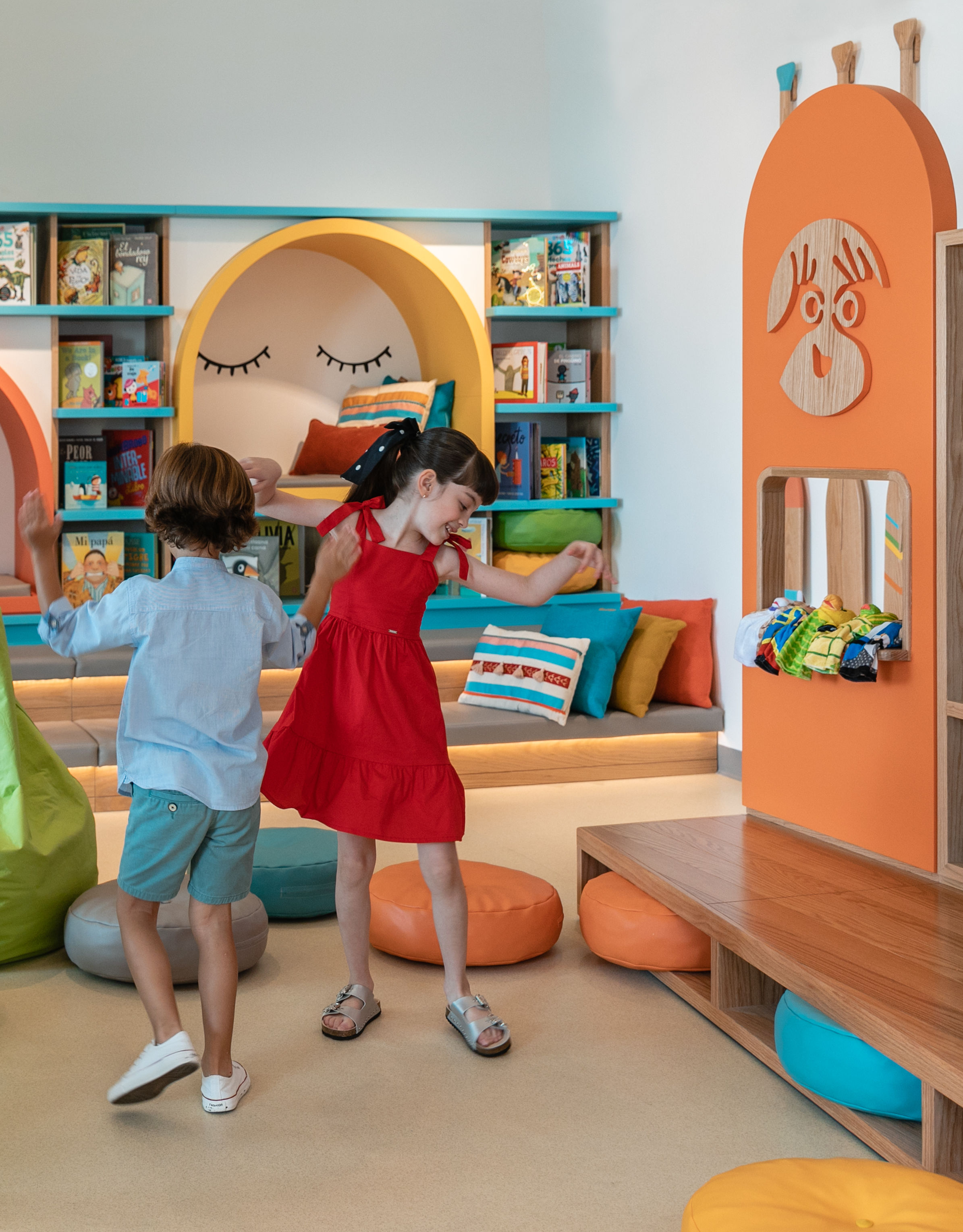 Enfants dansant dans le club pour enfants