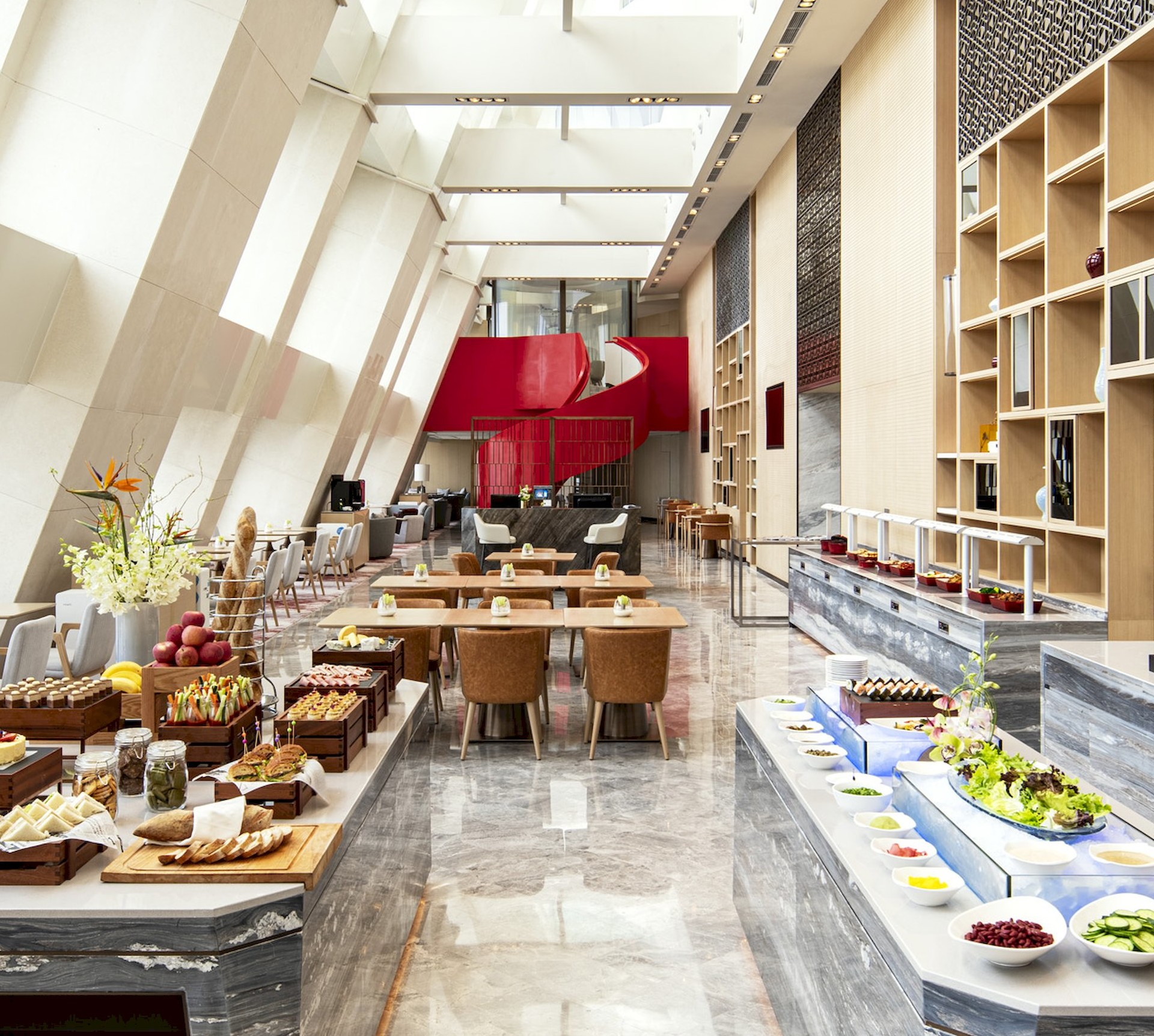 Executive-klubi, jossa on istumapaikkoja ja buffet-ruokaa sormissa