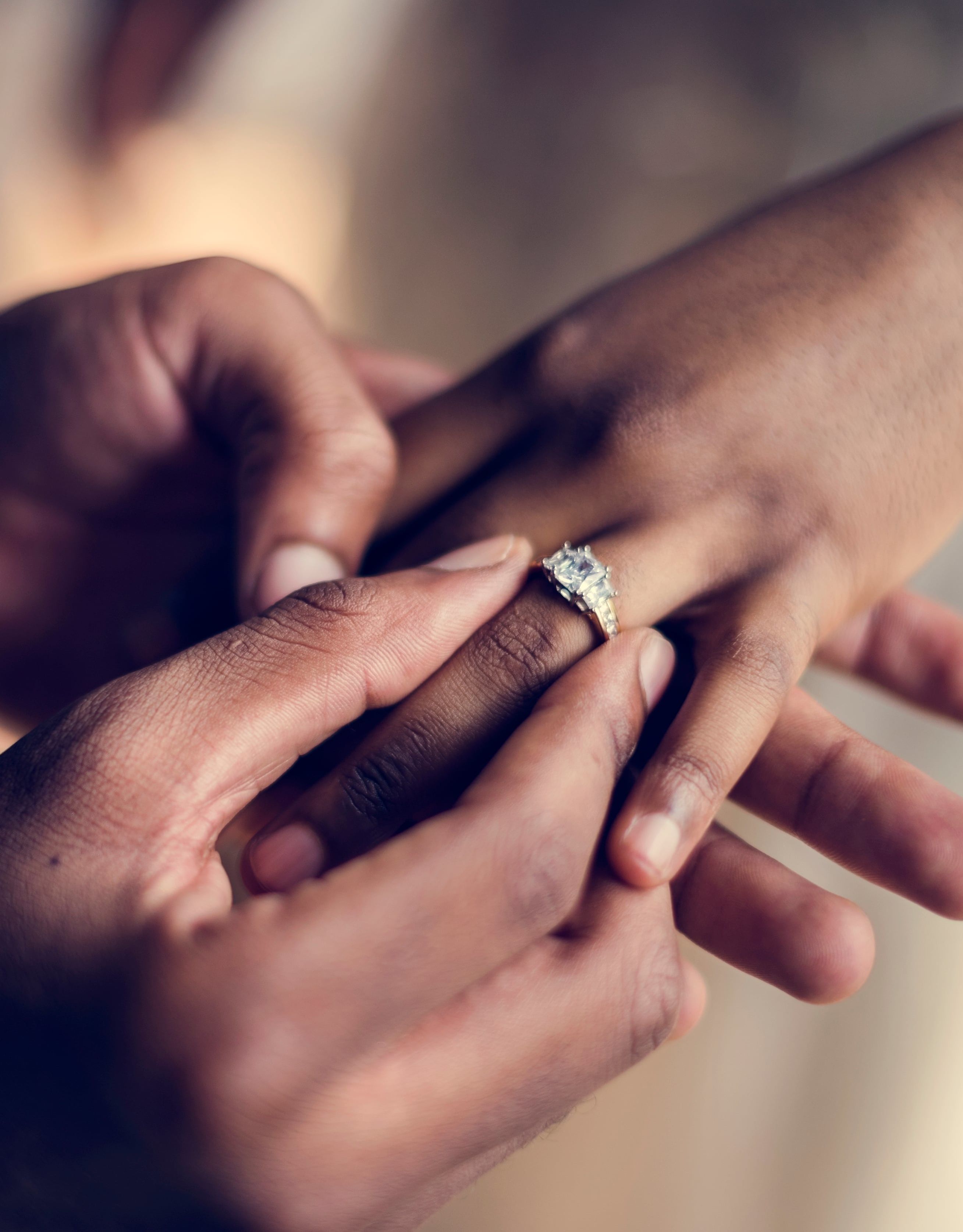 Kadının parmağına yüzük takan adamın yakın çekim görüntüsü