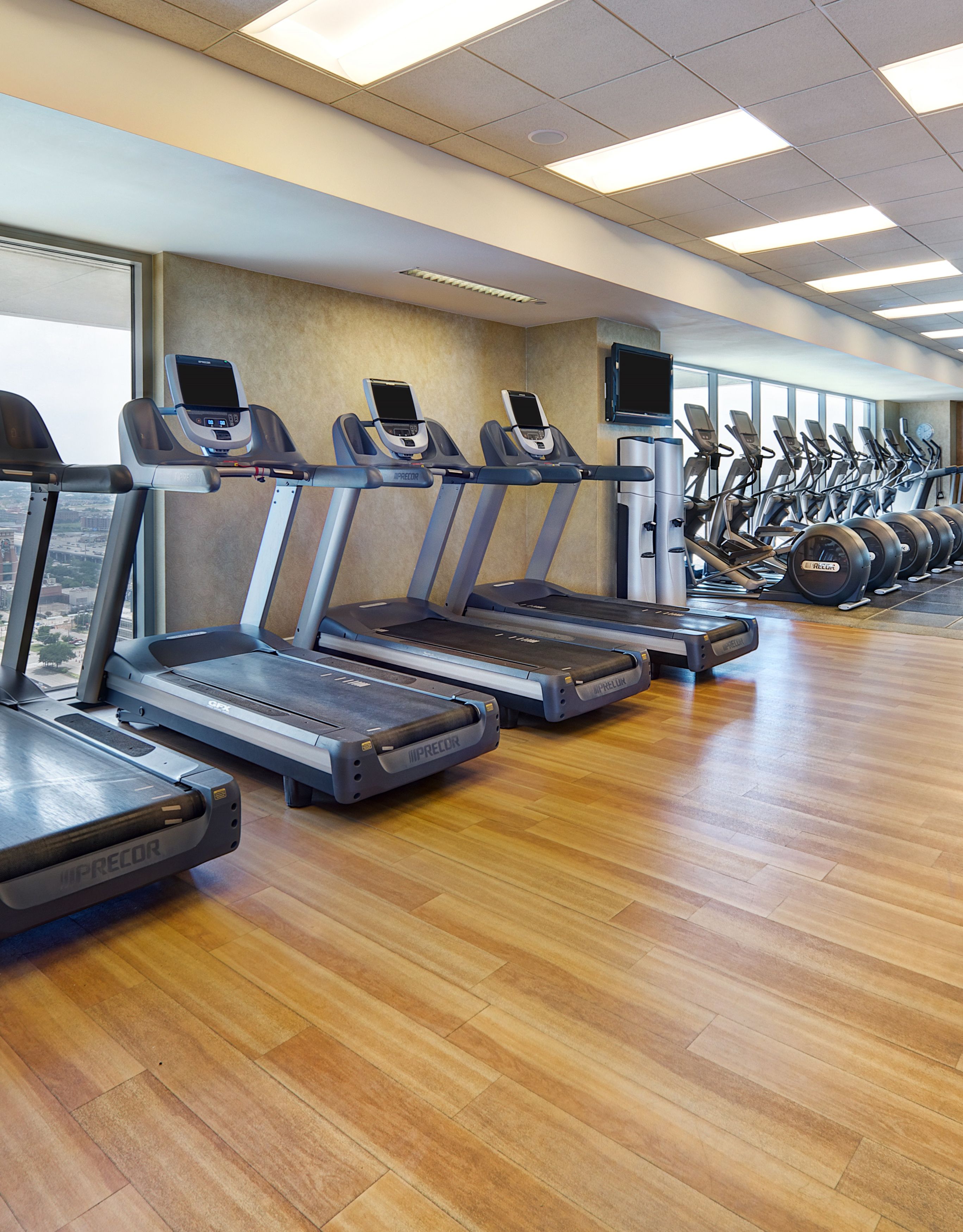 Centru de fitness cu freze de pâine și mașini de antrenament încrucișate