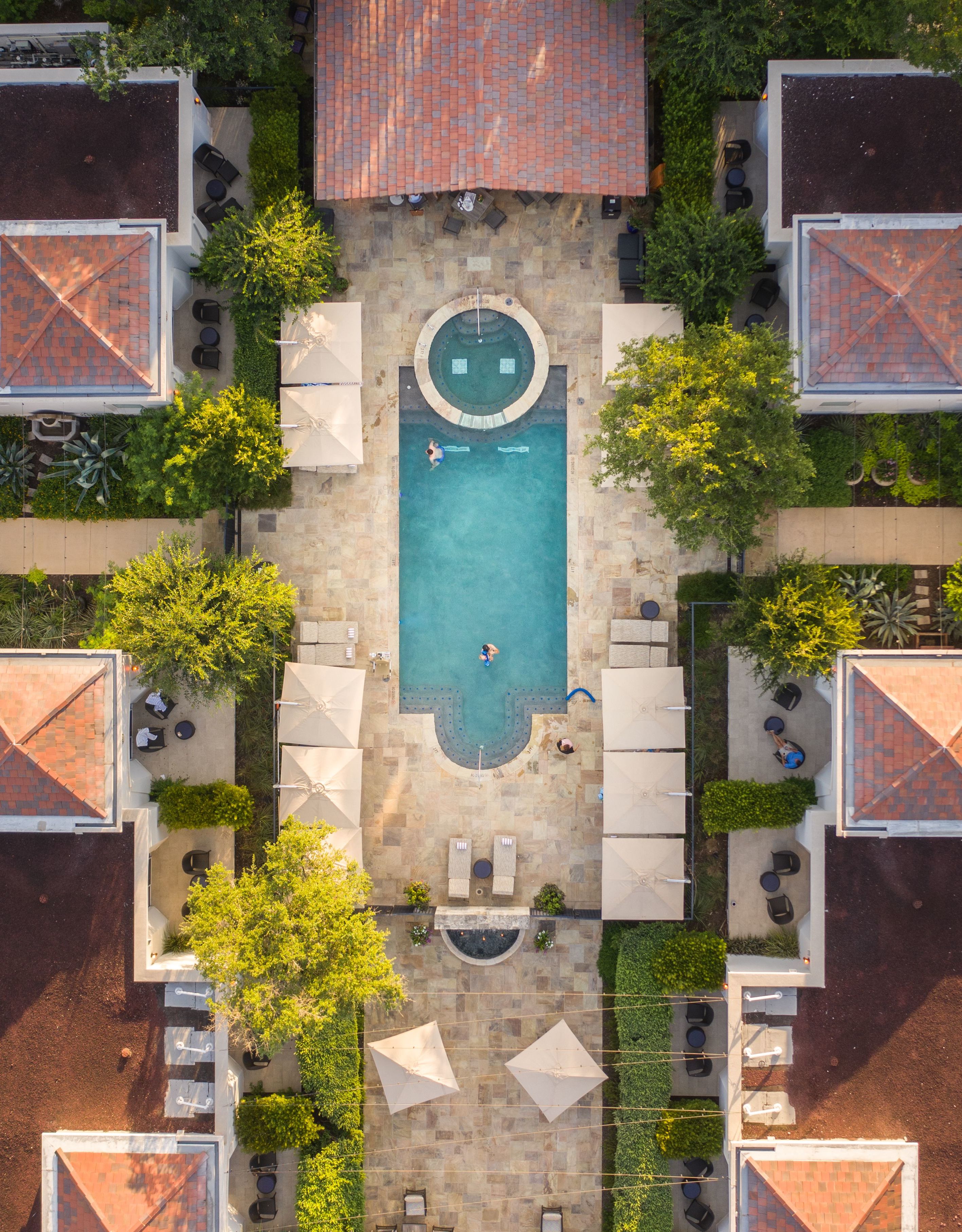 度假别墅和室外游泳池的鸟瞰图