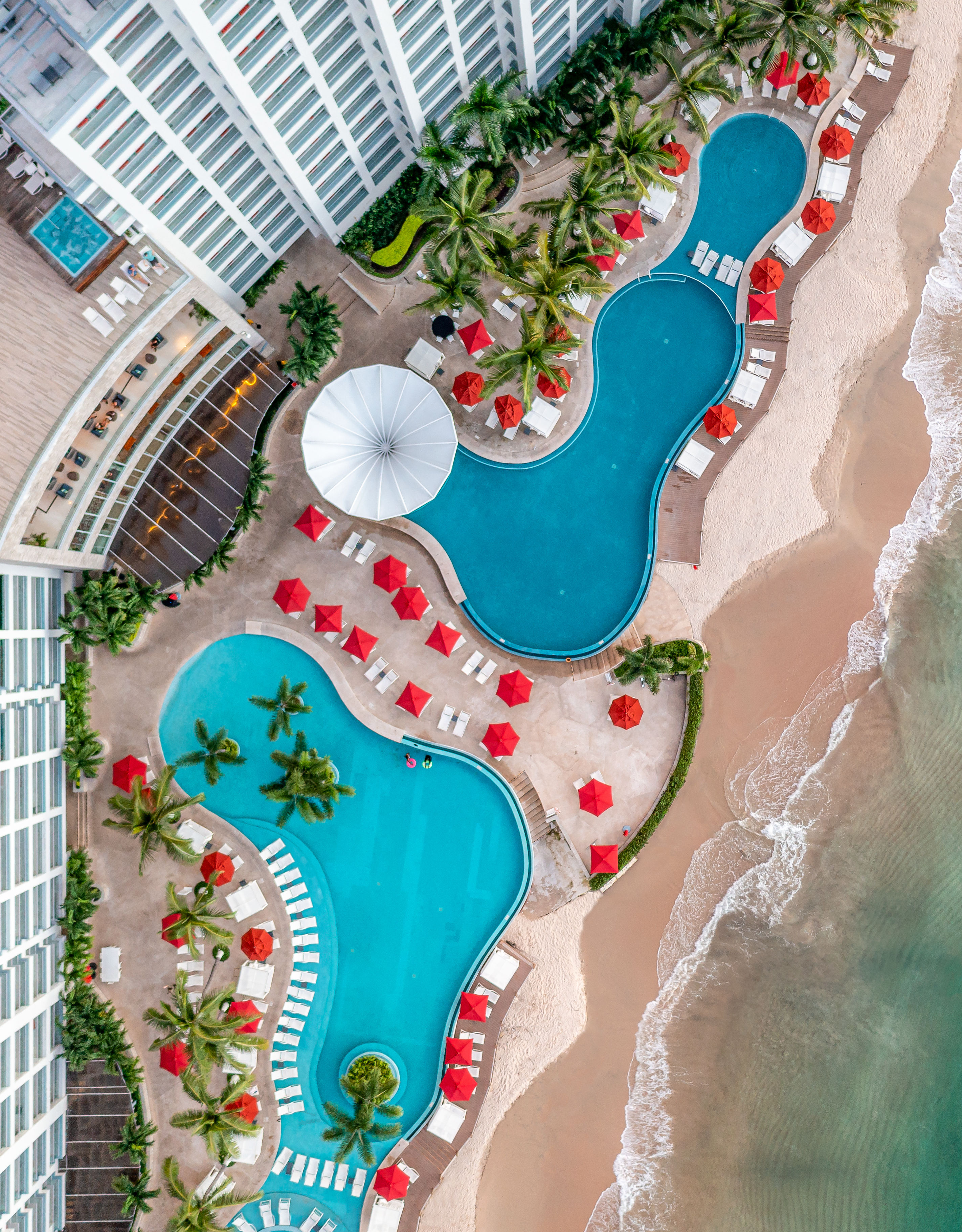 Vue aérienne de l'hôtel avec piscine extérieure