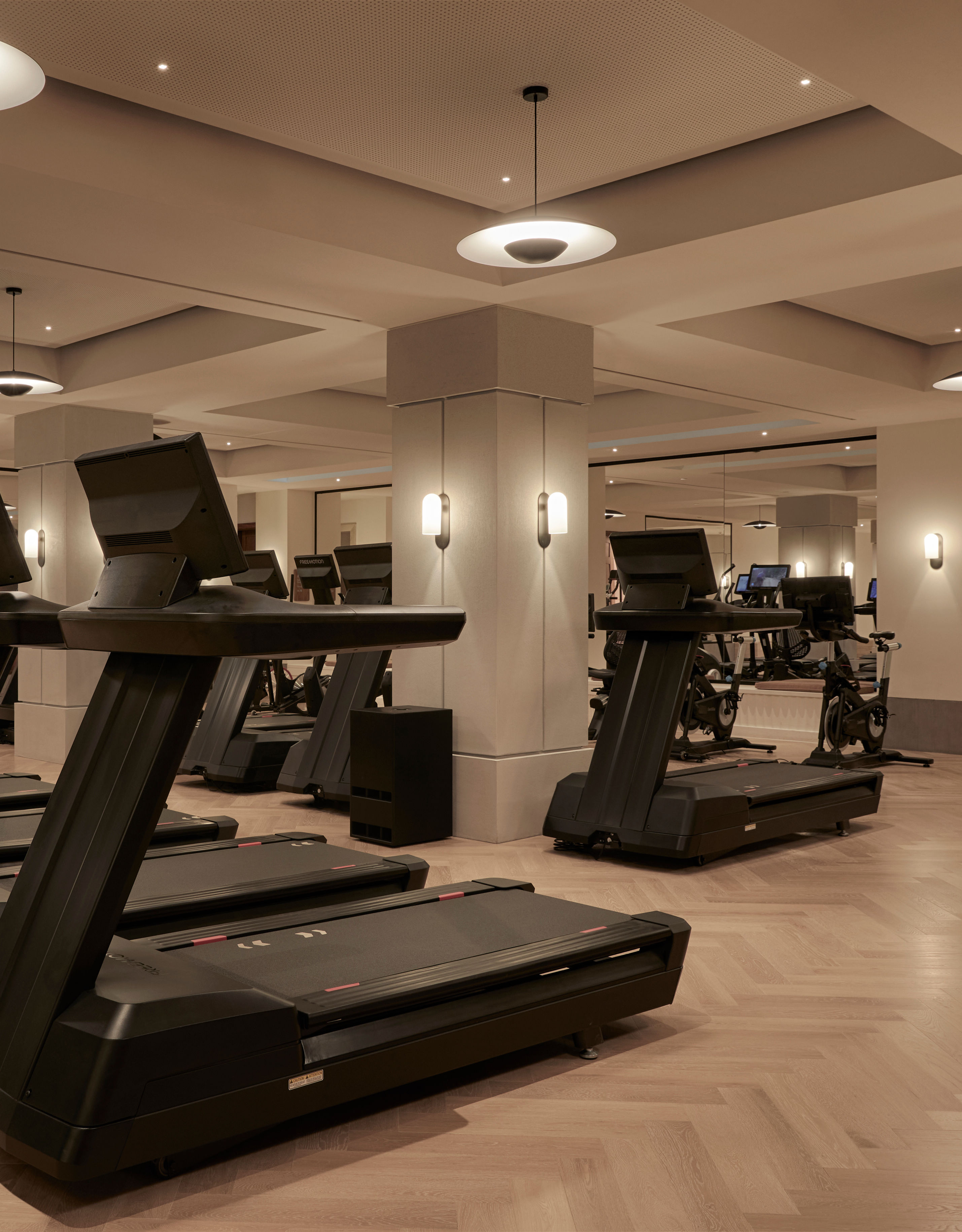 esteiras da academia de ginástica