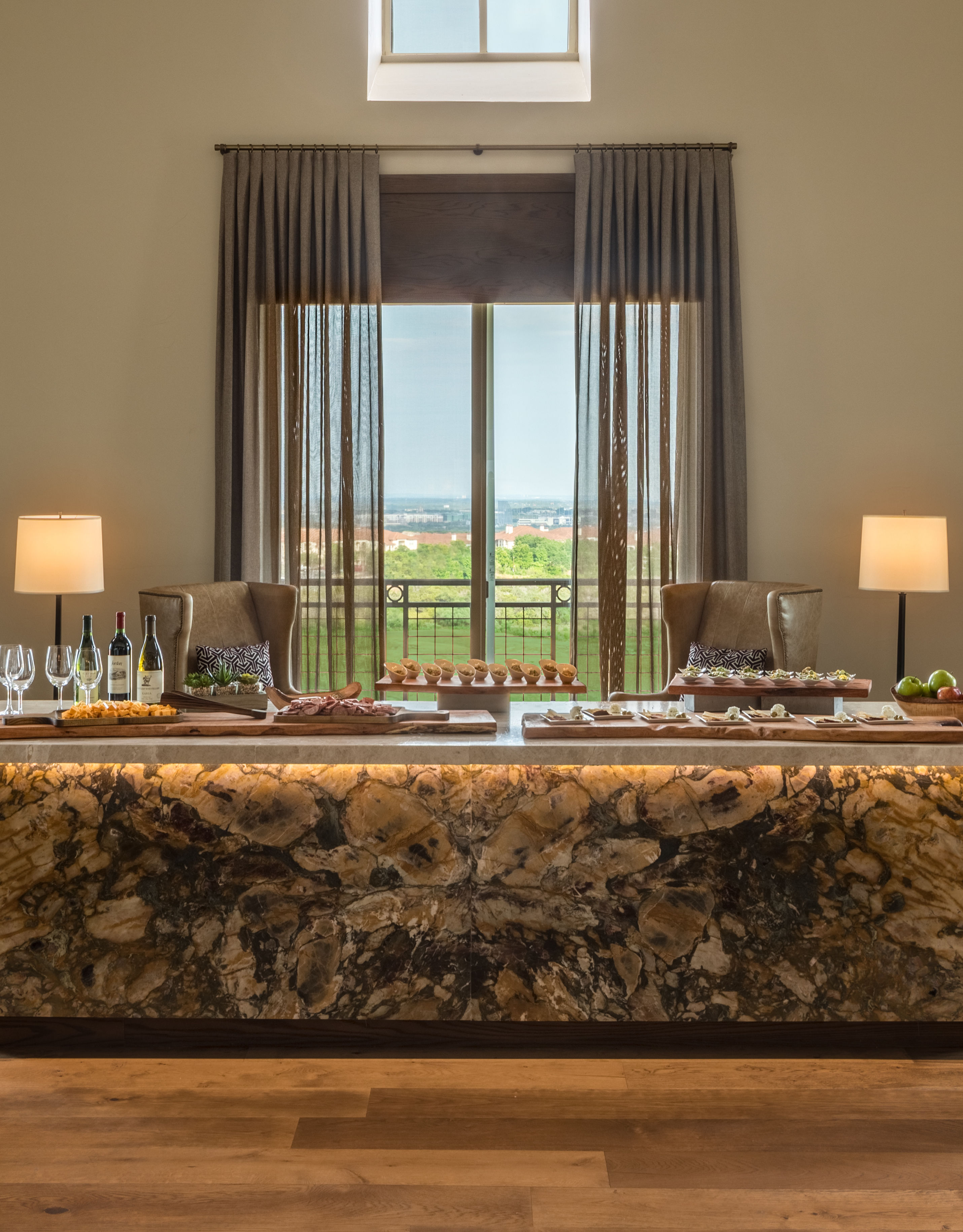 休息室内的大石桌和座位