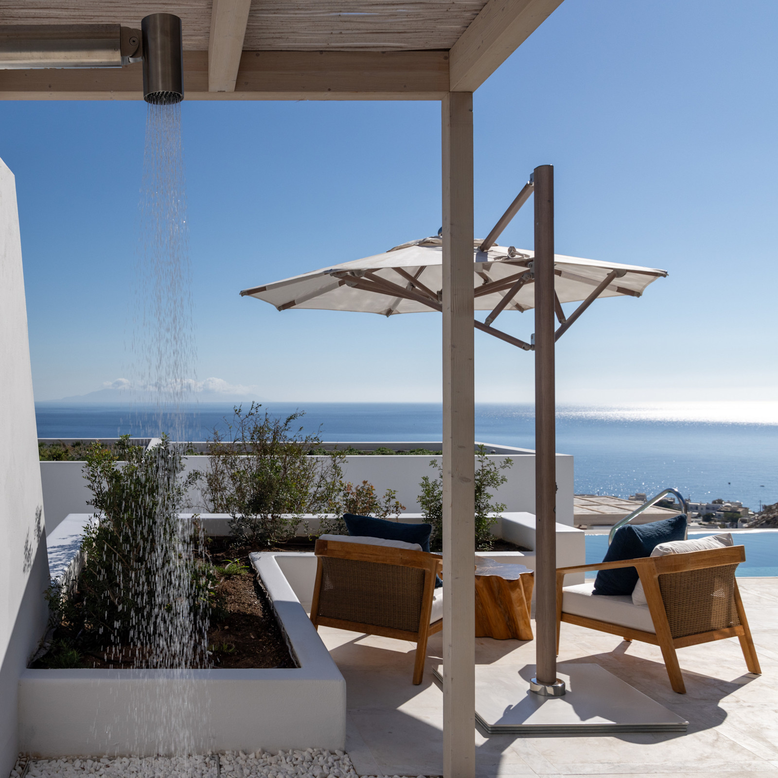 Denize bakan özel terasta açık hava duşu.