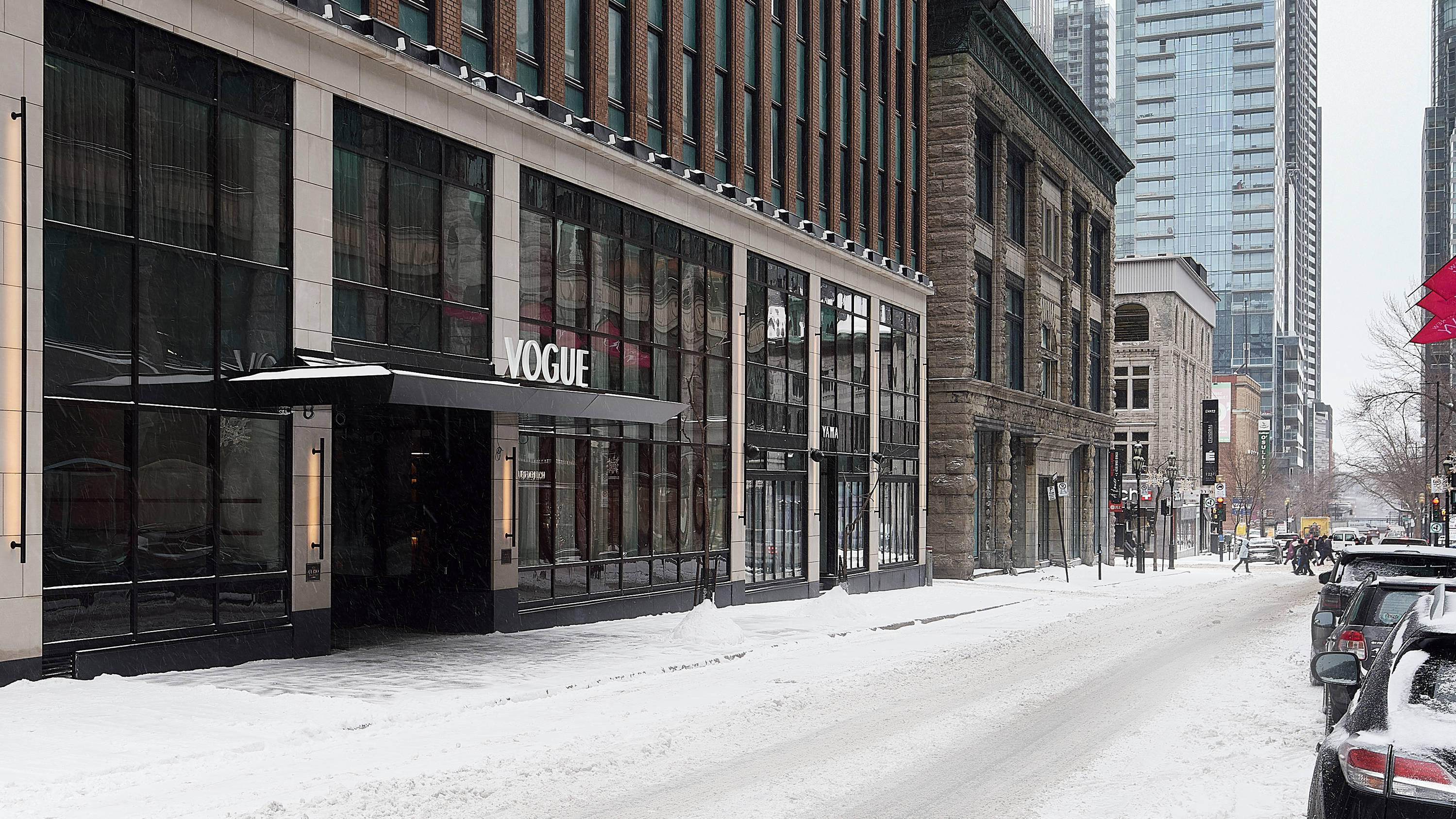 Außenansicht des Hotels mit Schildern und Straßenrand