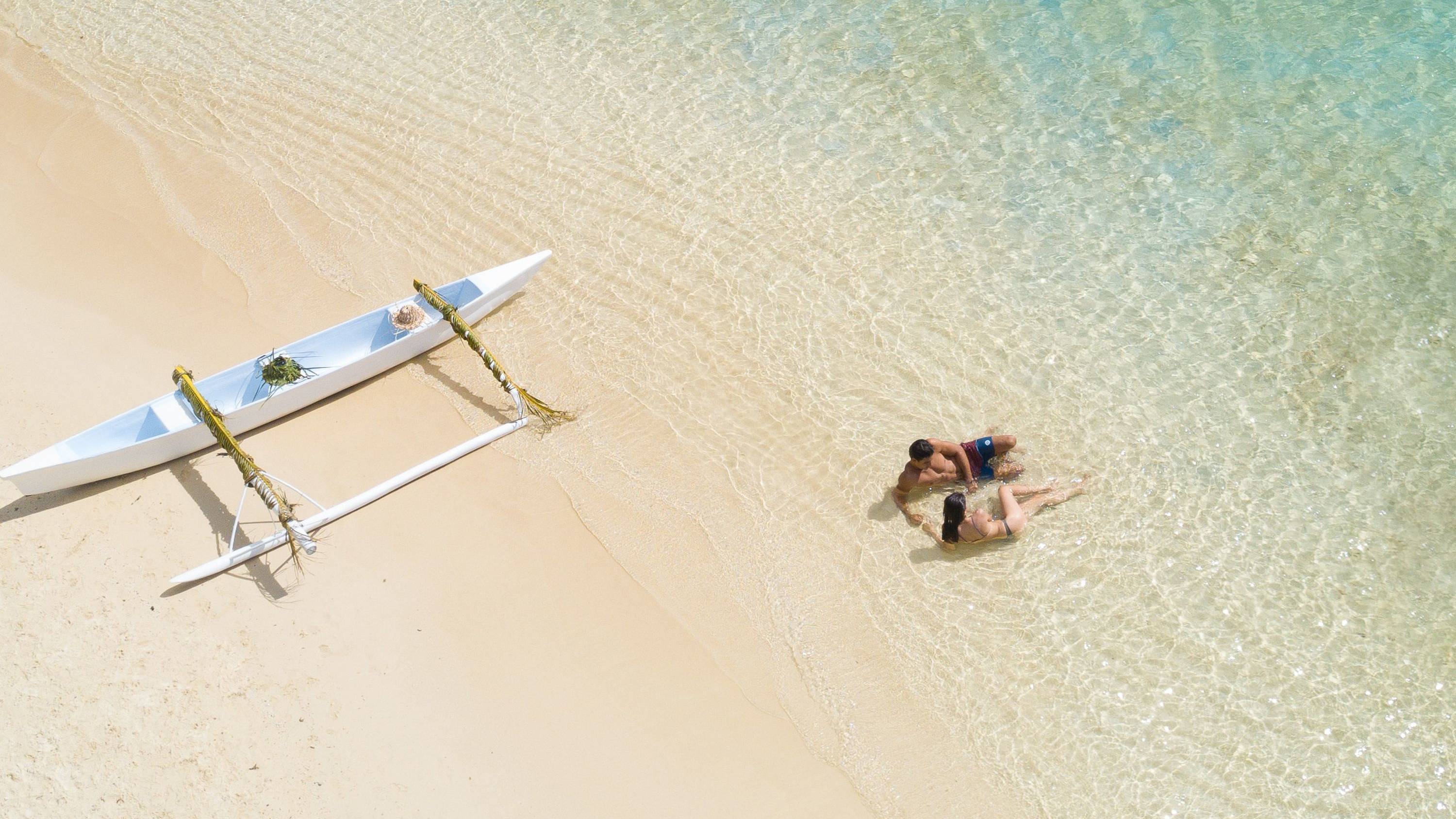 ビーチで過ごすカップル