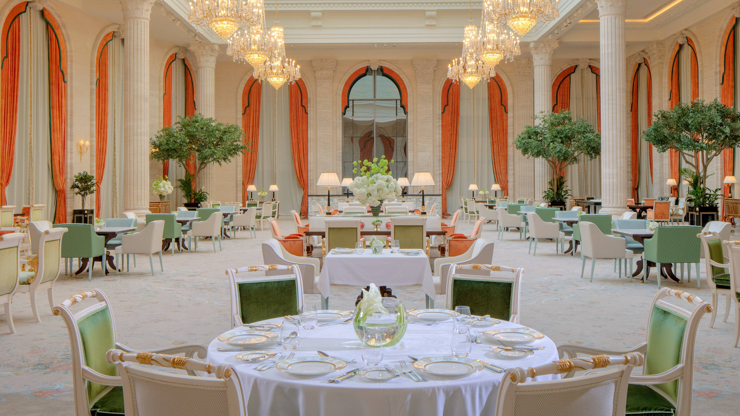 テーブルと椅子を備えたレストランエリア