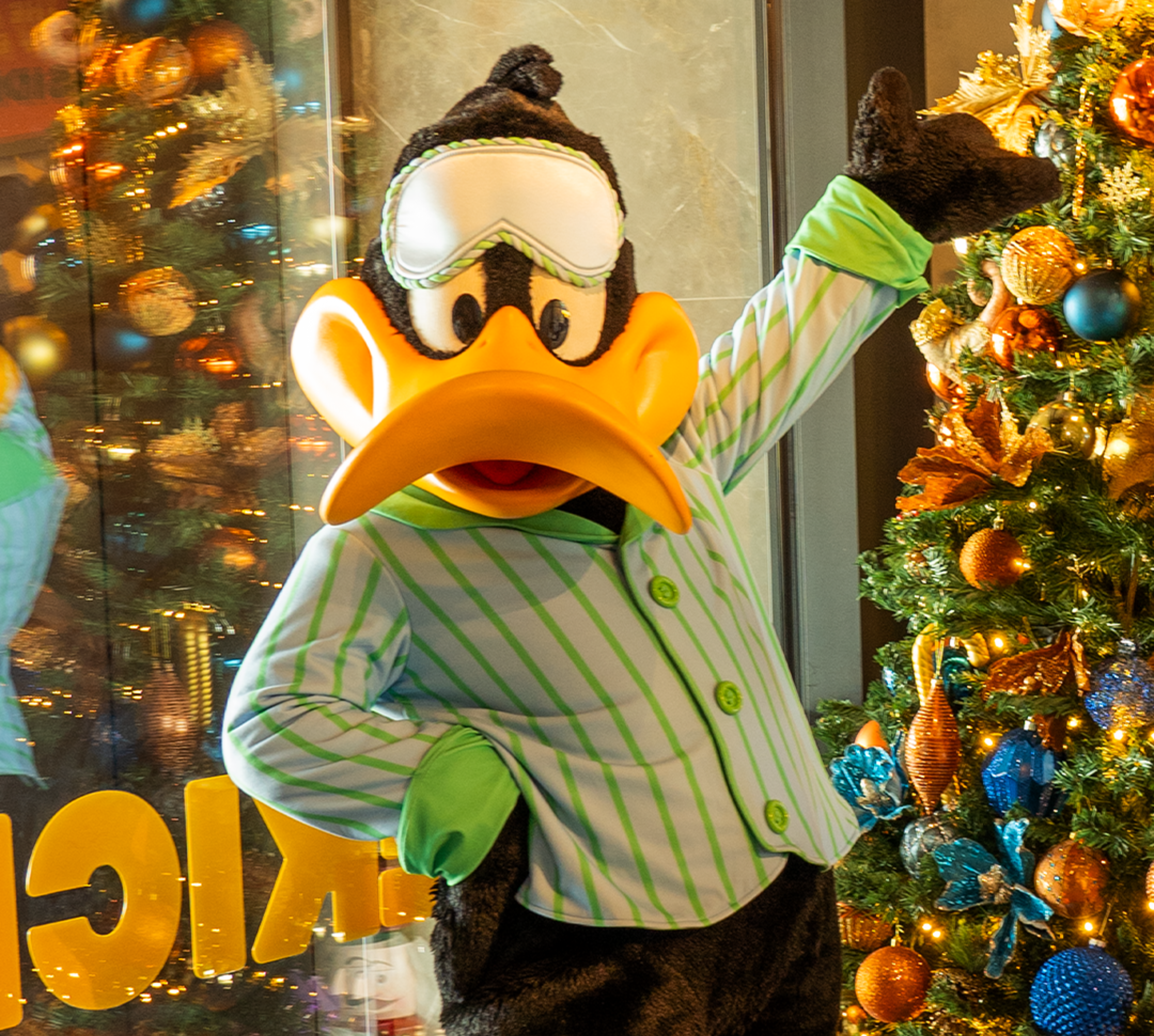 Daffy duck in front of a holiday tree
