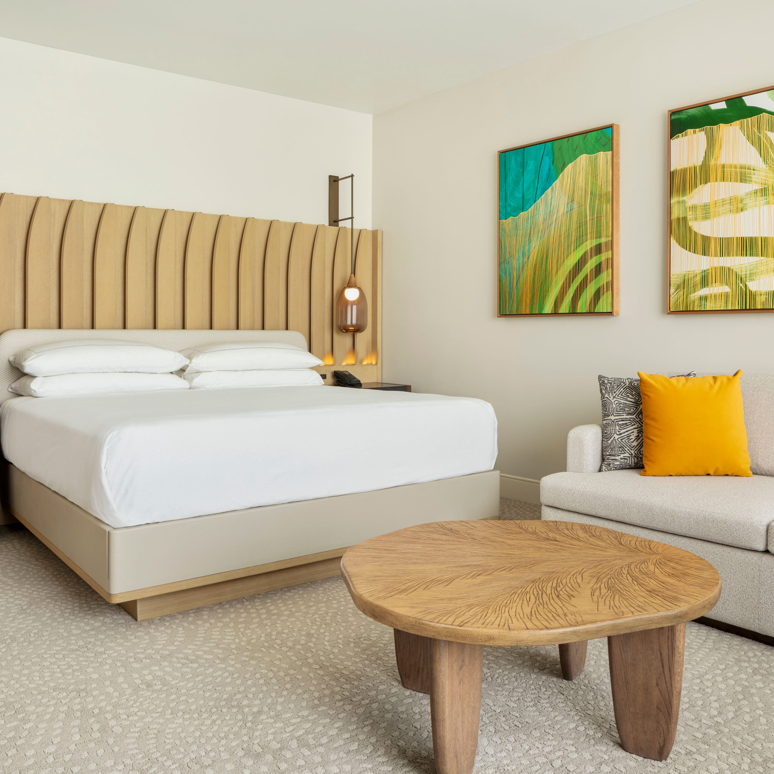 客房内的大床、沙发和小桌子