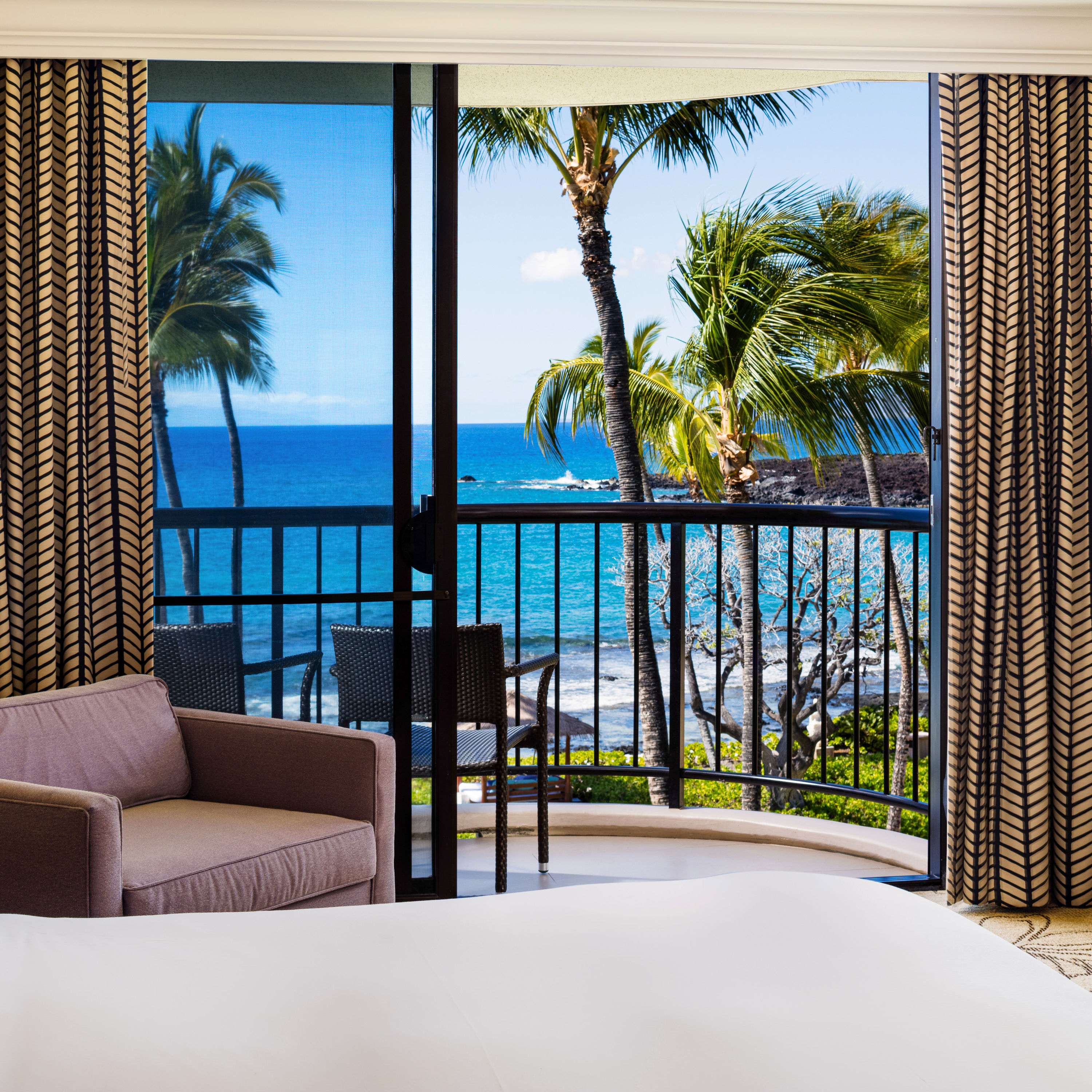 客房（特大床）休闲椅和阳台