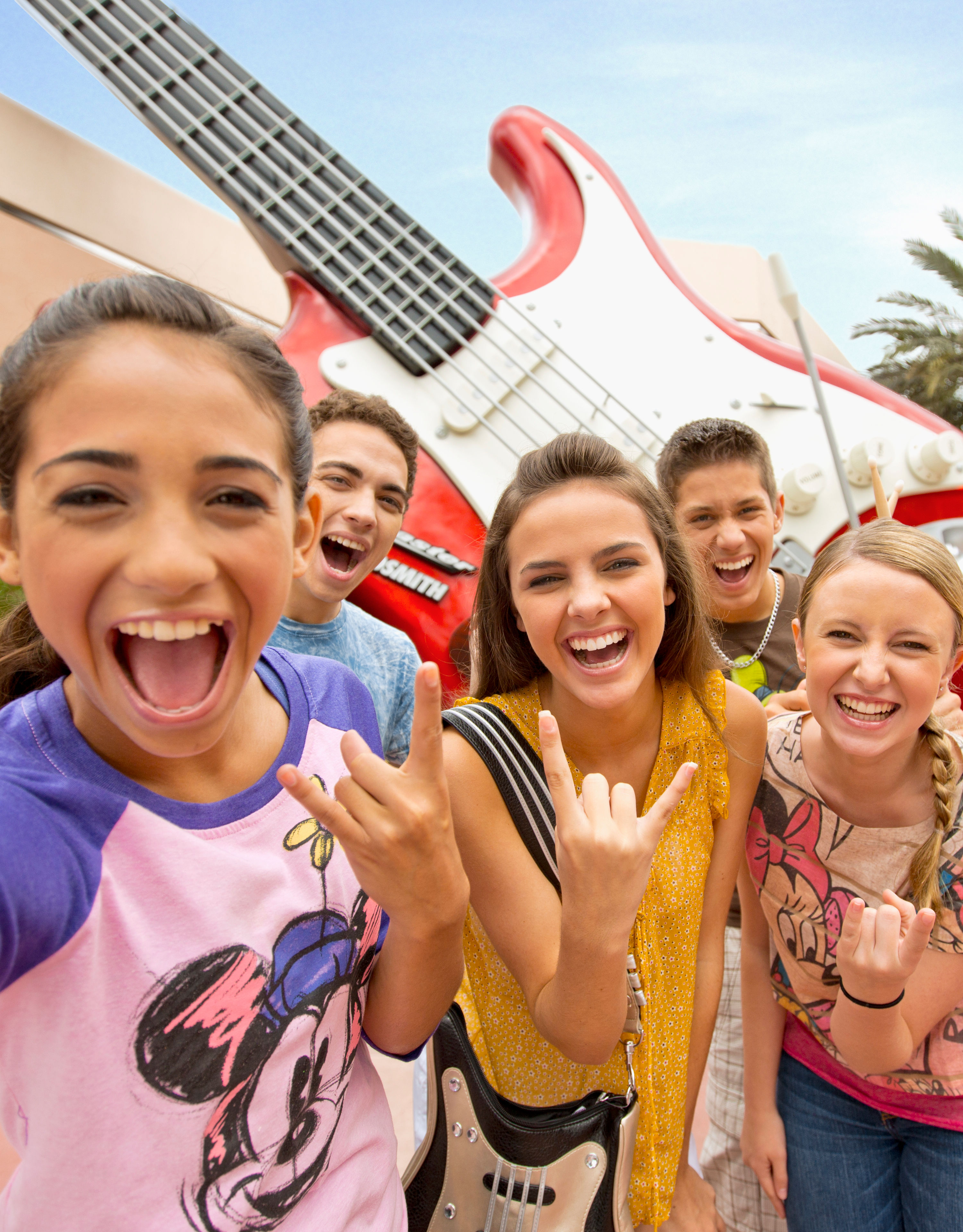 Personnes devant la grande guitare rouge Hollywood Studios