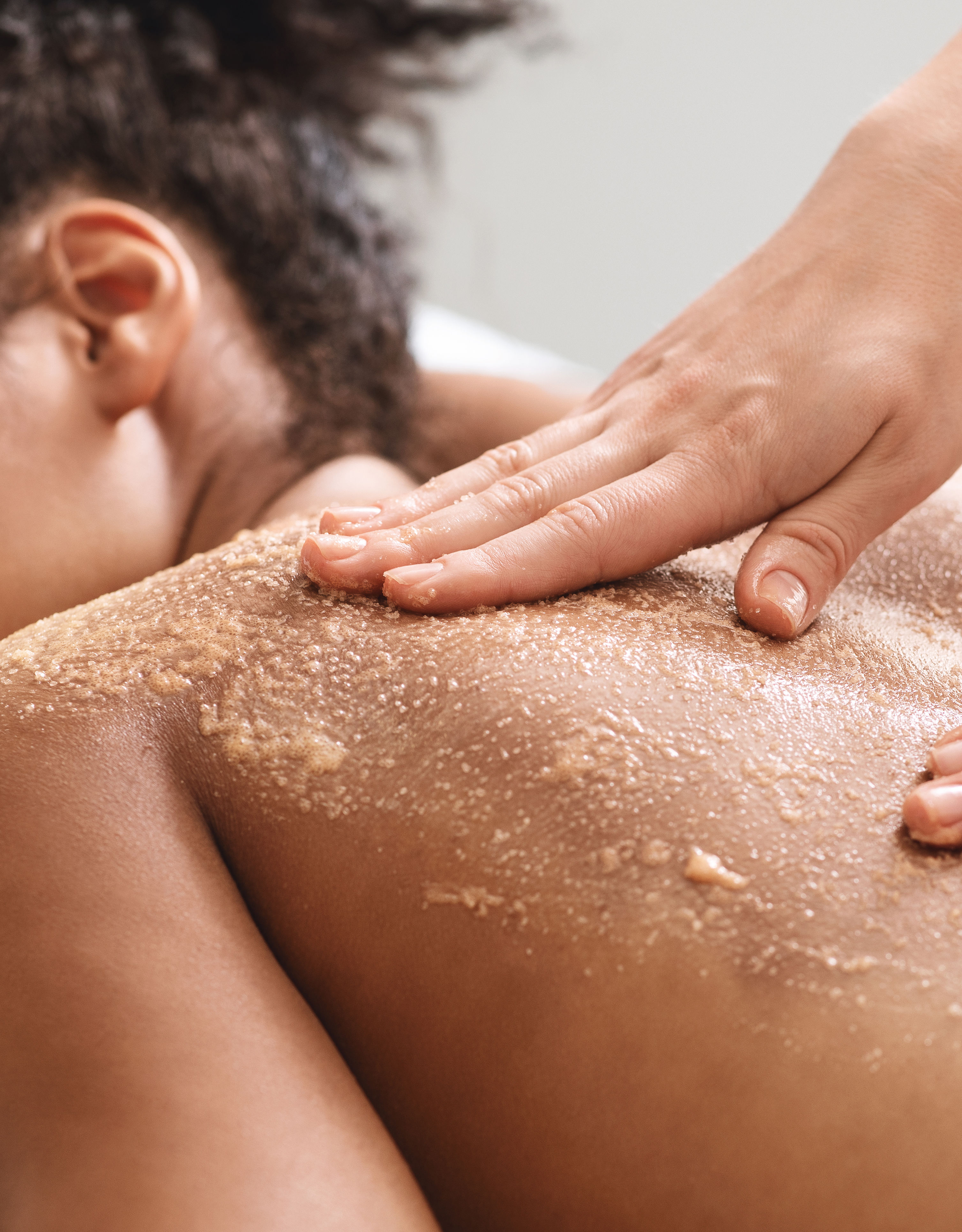 マッサージを受ける女性