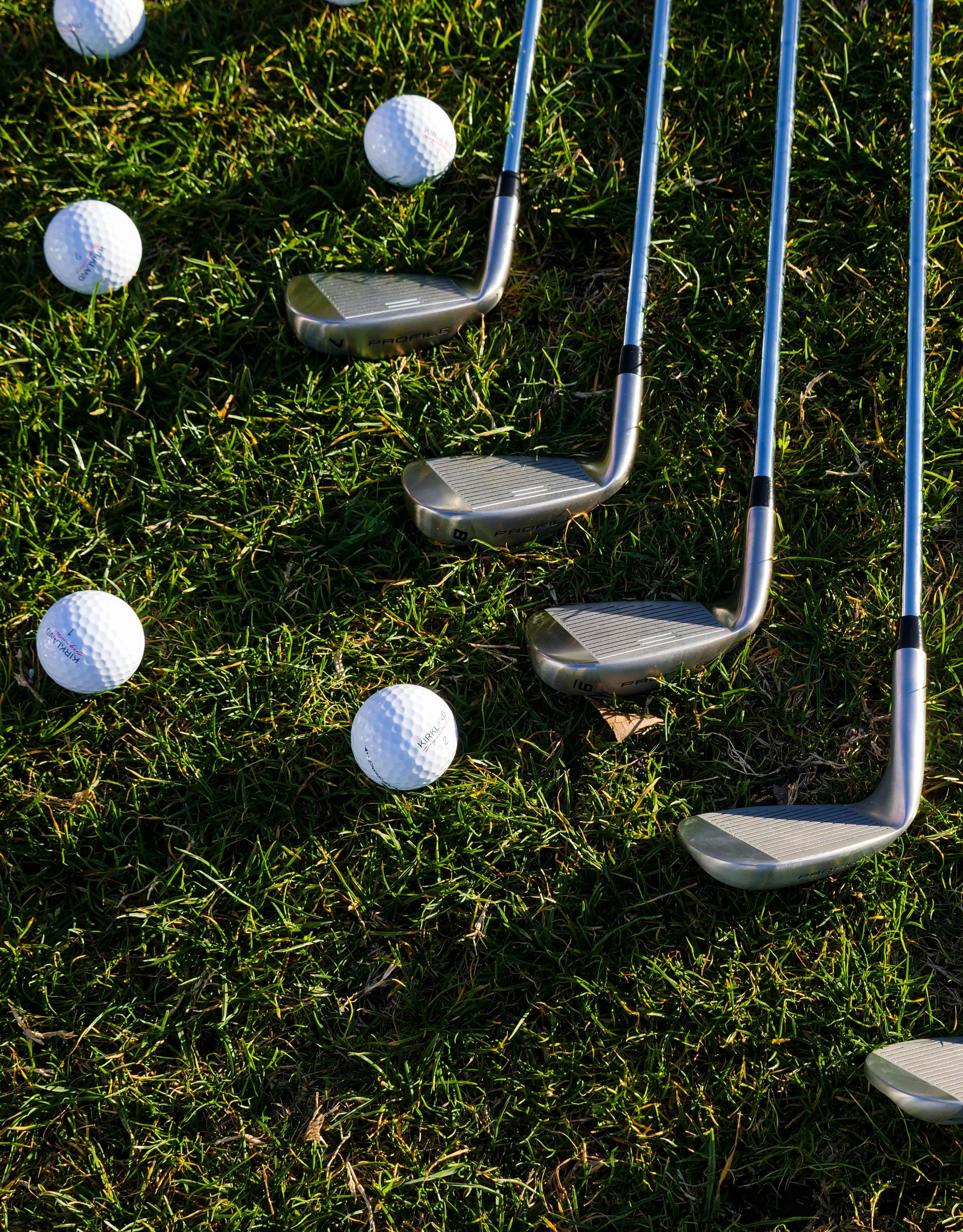 Nahaufnahme von Golfschlägern auf dem Gelände