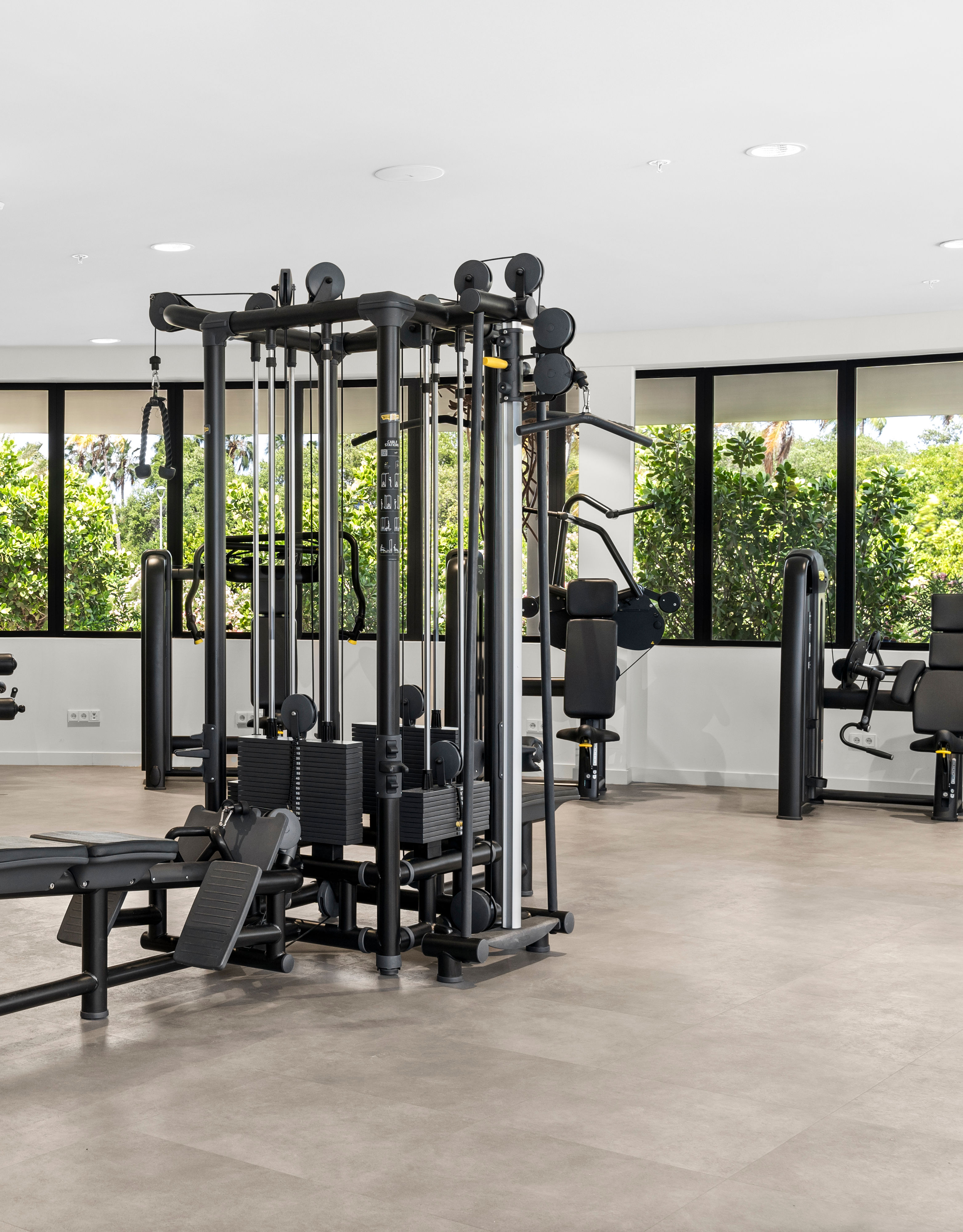 Equipamento de força em uma academia de ginástica
