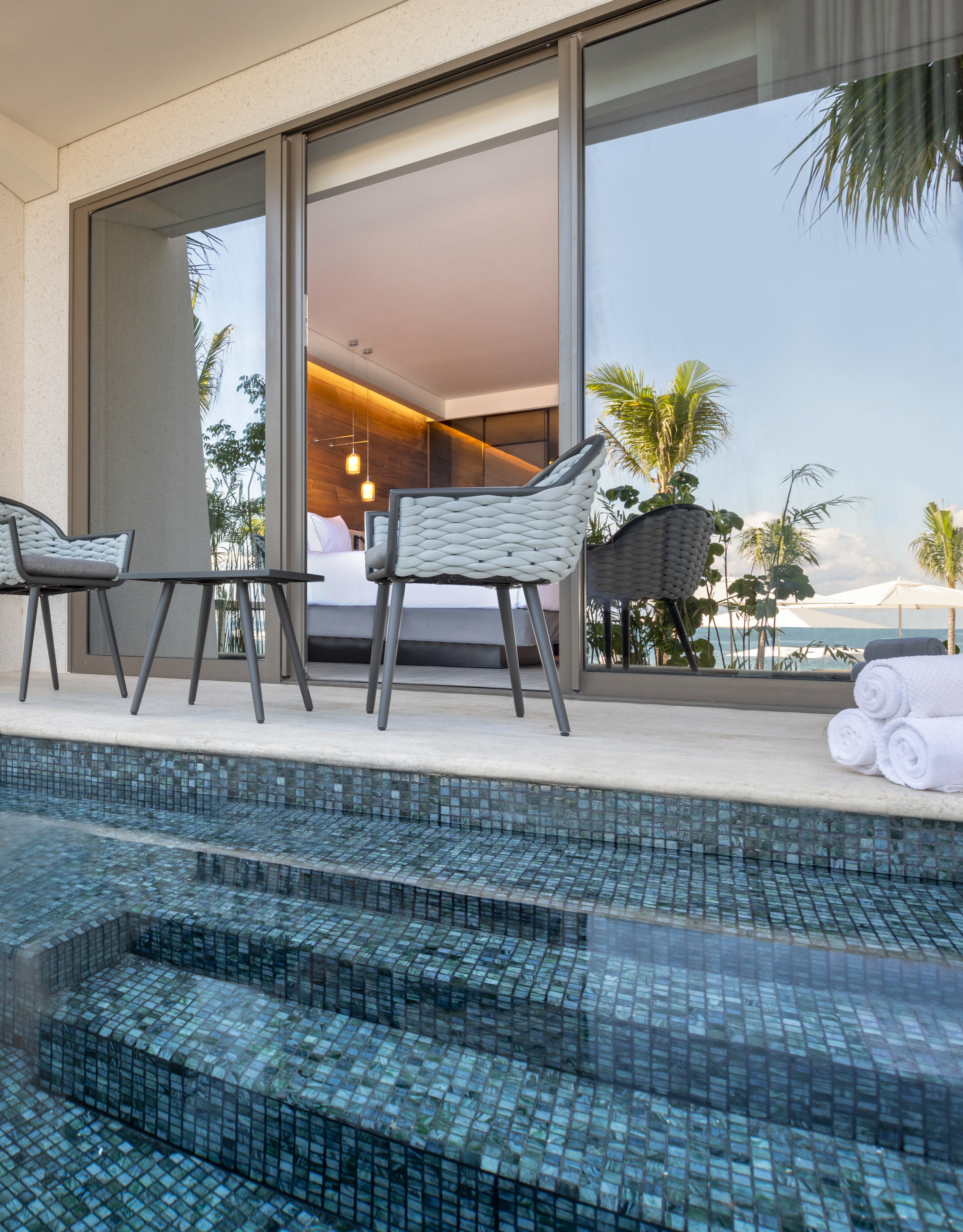 Guestroom With Swim Up Ocean Front View