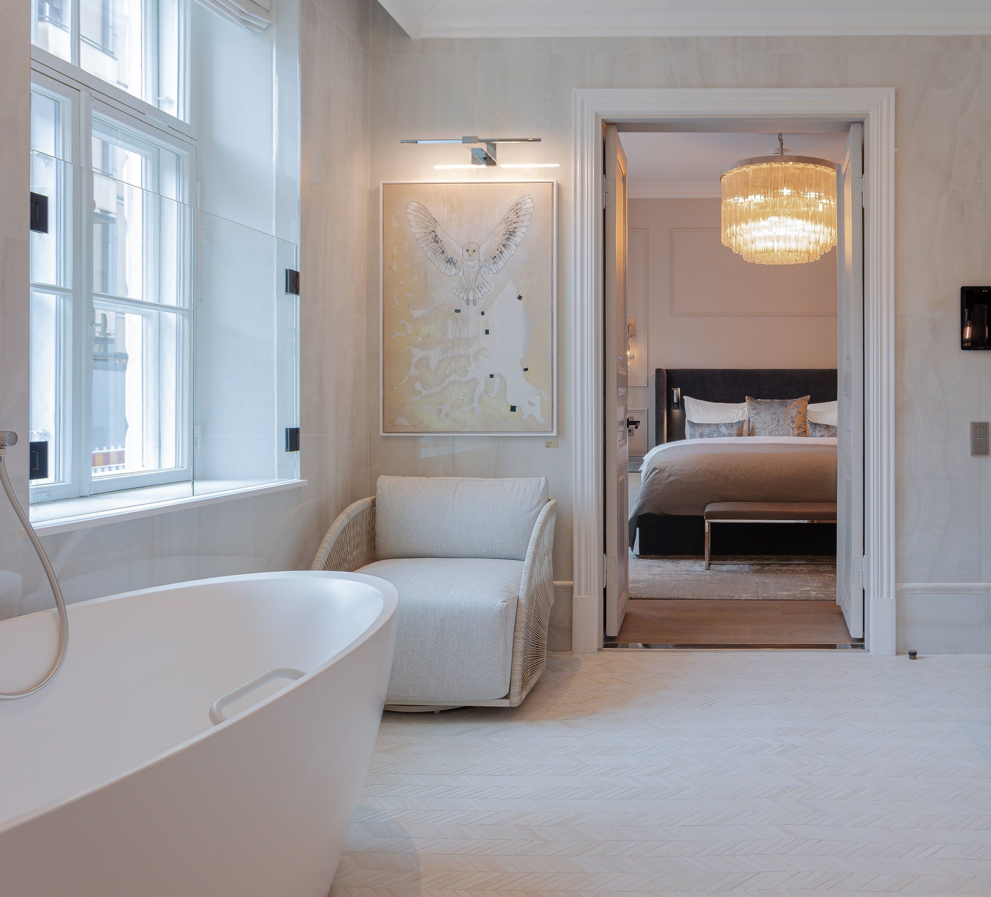 Kamar mandi kamar tamu dengan bak mandi dan area meja rias