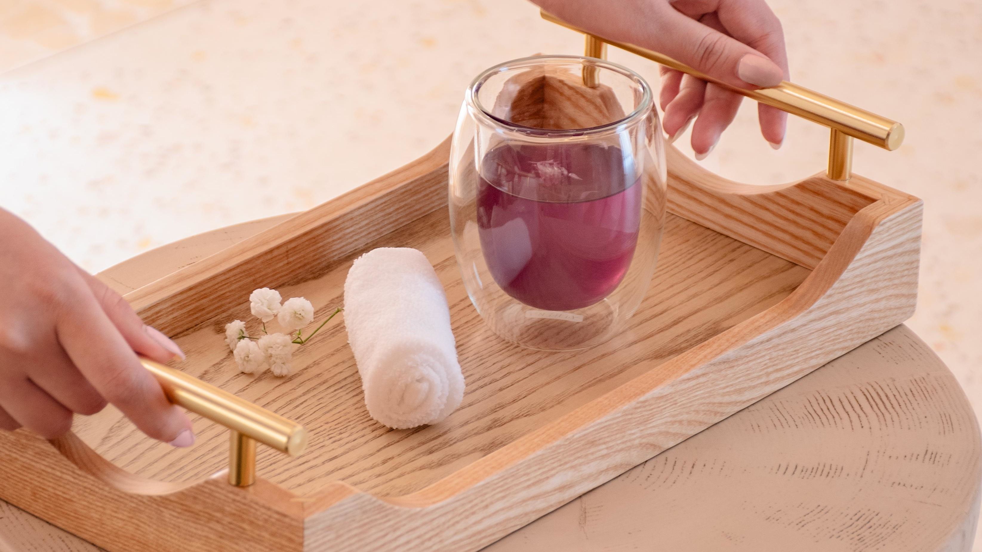 スパのウェルカムドリンク、小さなタオルを備えたトレイ