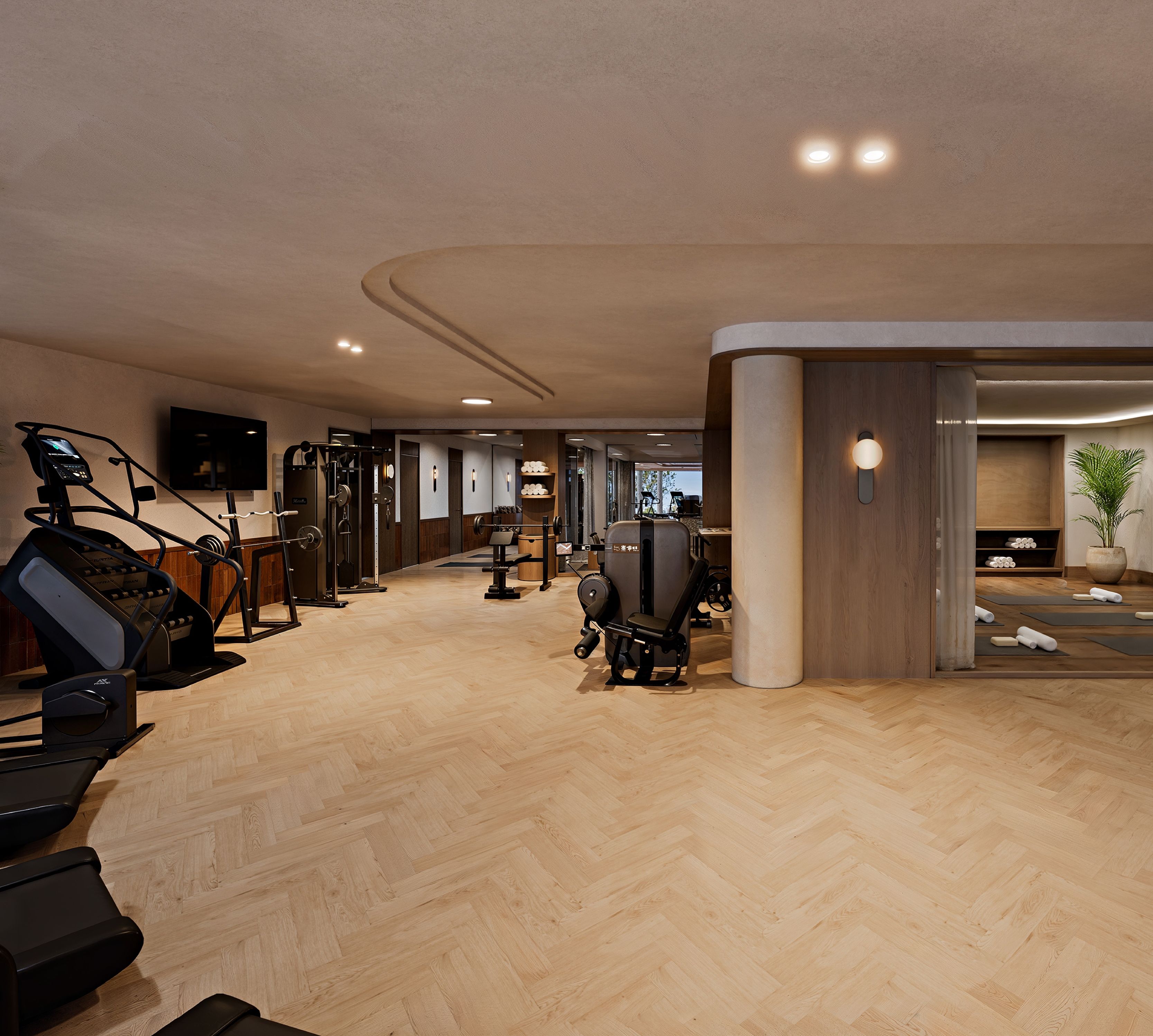 Спа и фитнес зона с оборудване и зона за упражнения