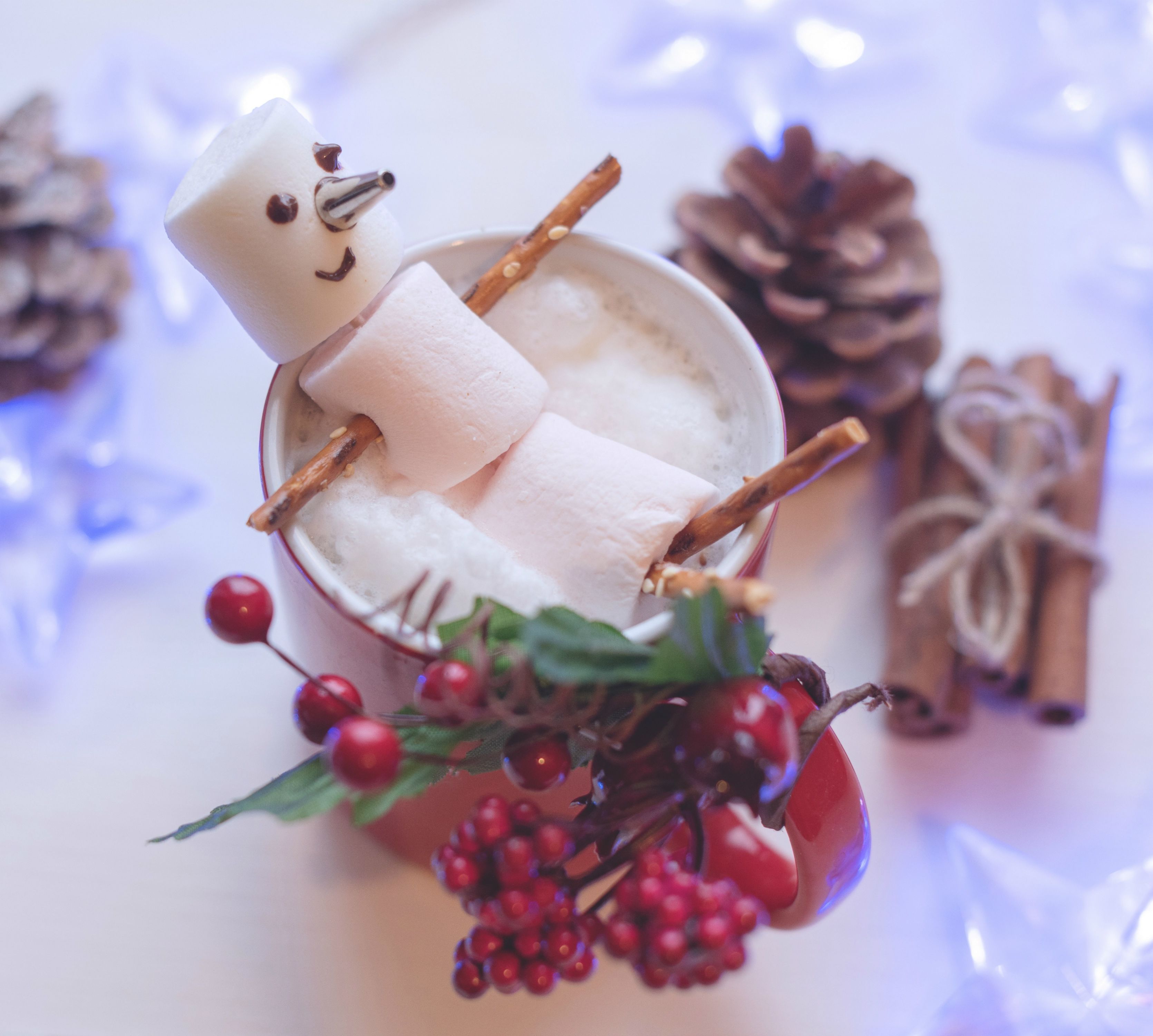 热巧克力杯中的棉花糖雪人