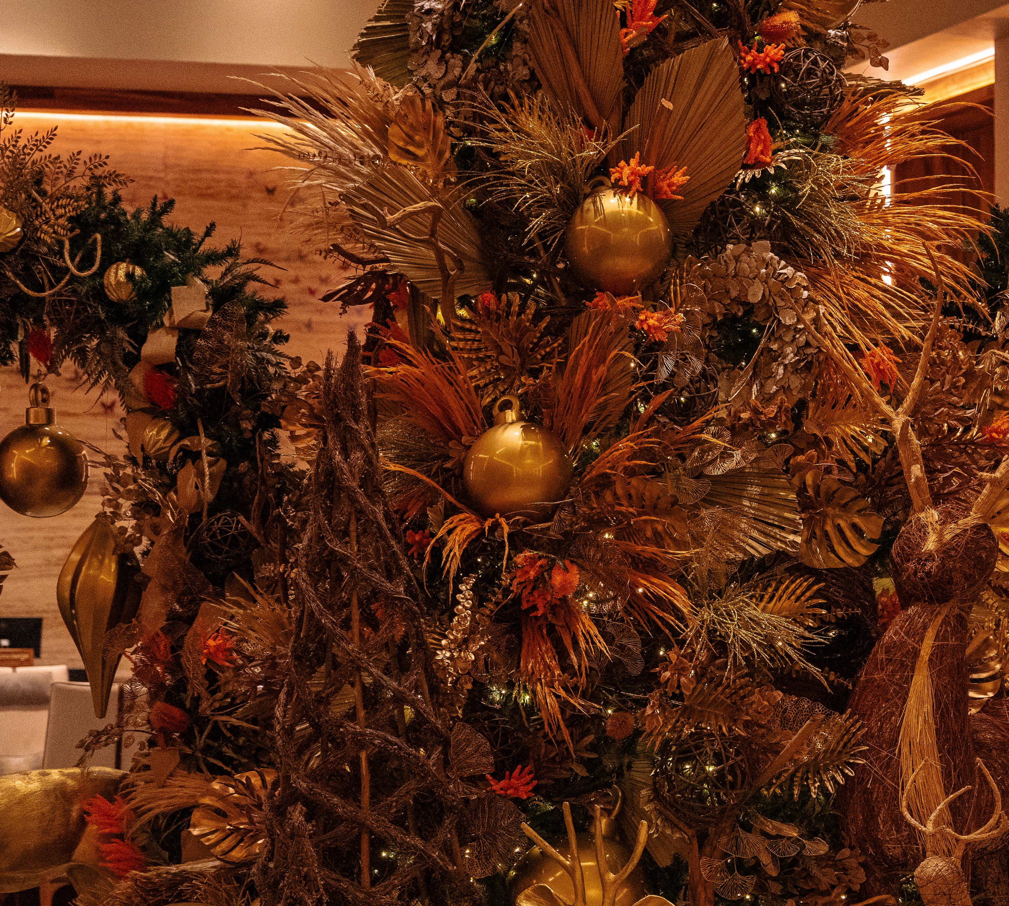 Mit Rentier und goldenen, grünen und roten Dekorationen für die Feiertage