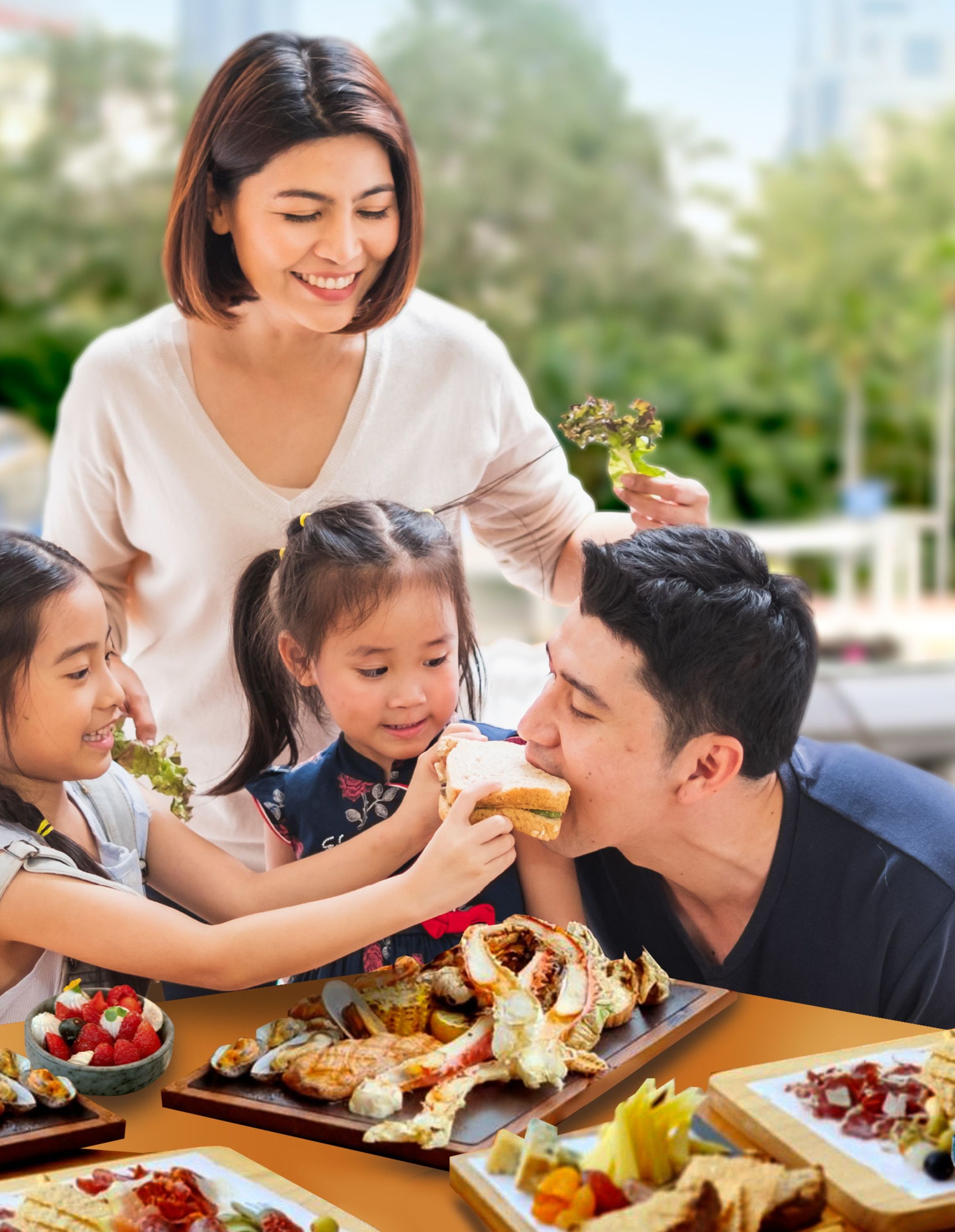 「フロー・レストラン」でサンドイッチを食べる少女を見ながら微笑む家族