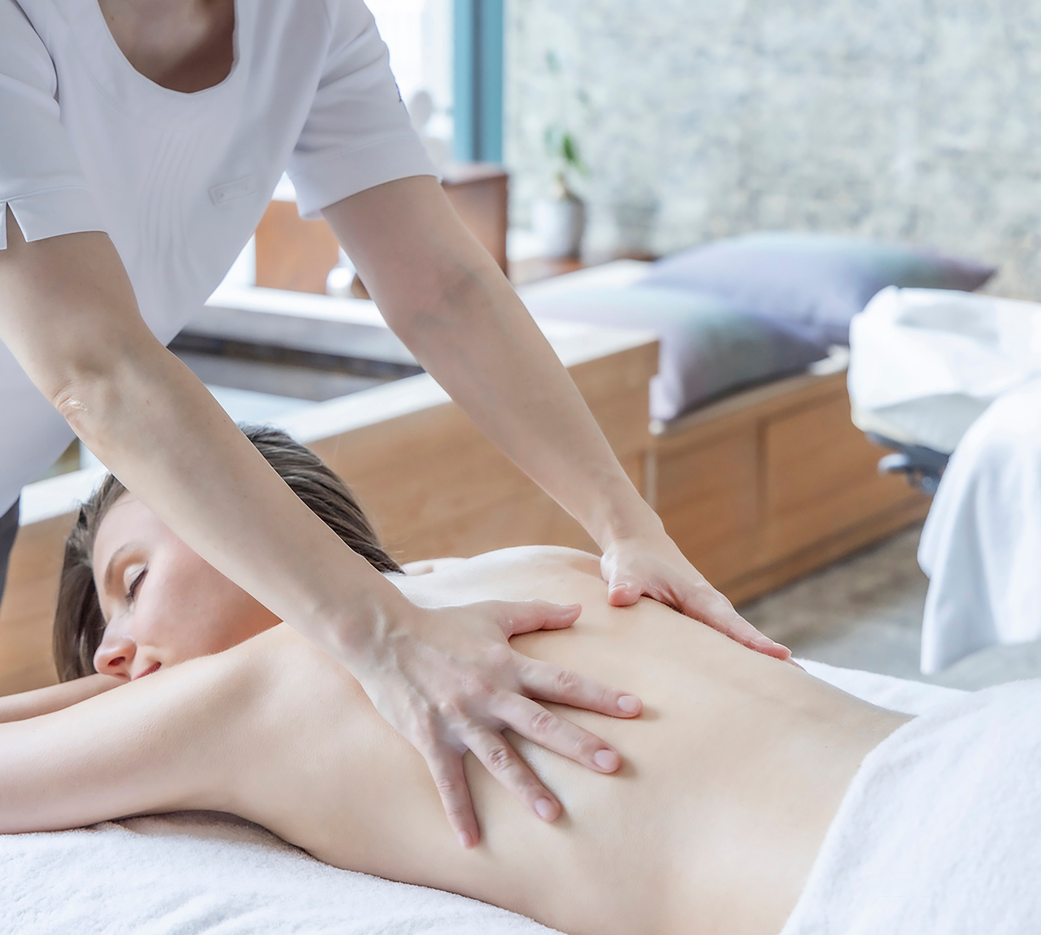 Person, die eine Körpermassage im Spa erhält