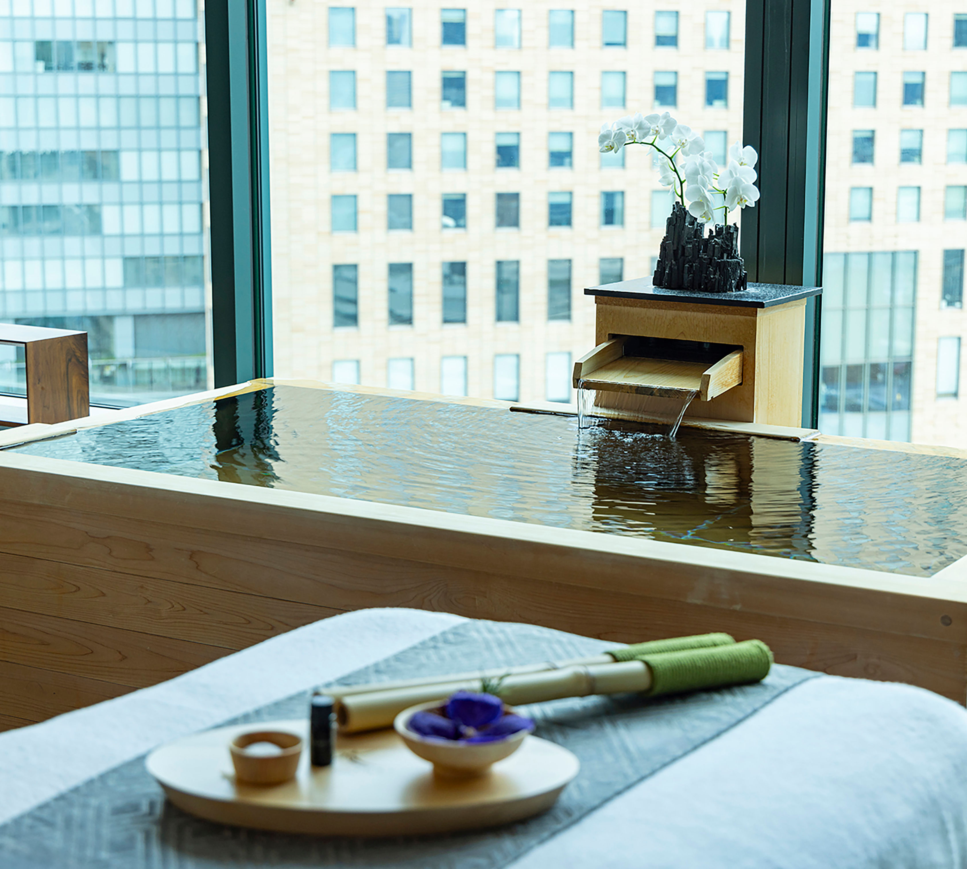 Massagetisch im Mizuki Spa mit entspannendem Wasser