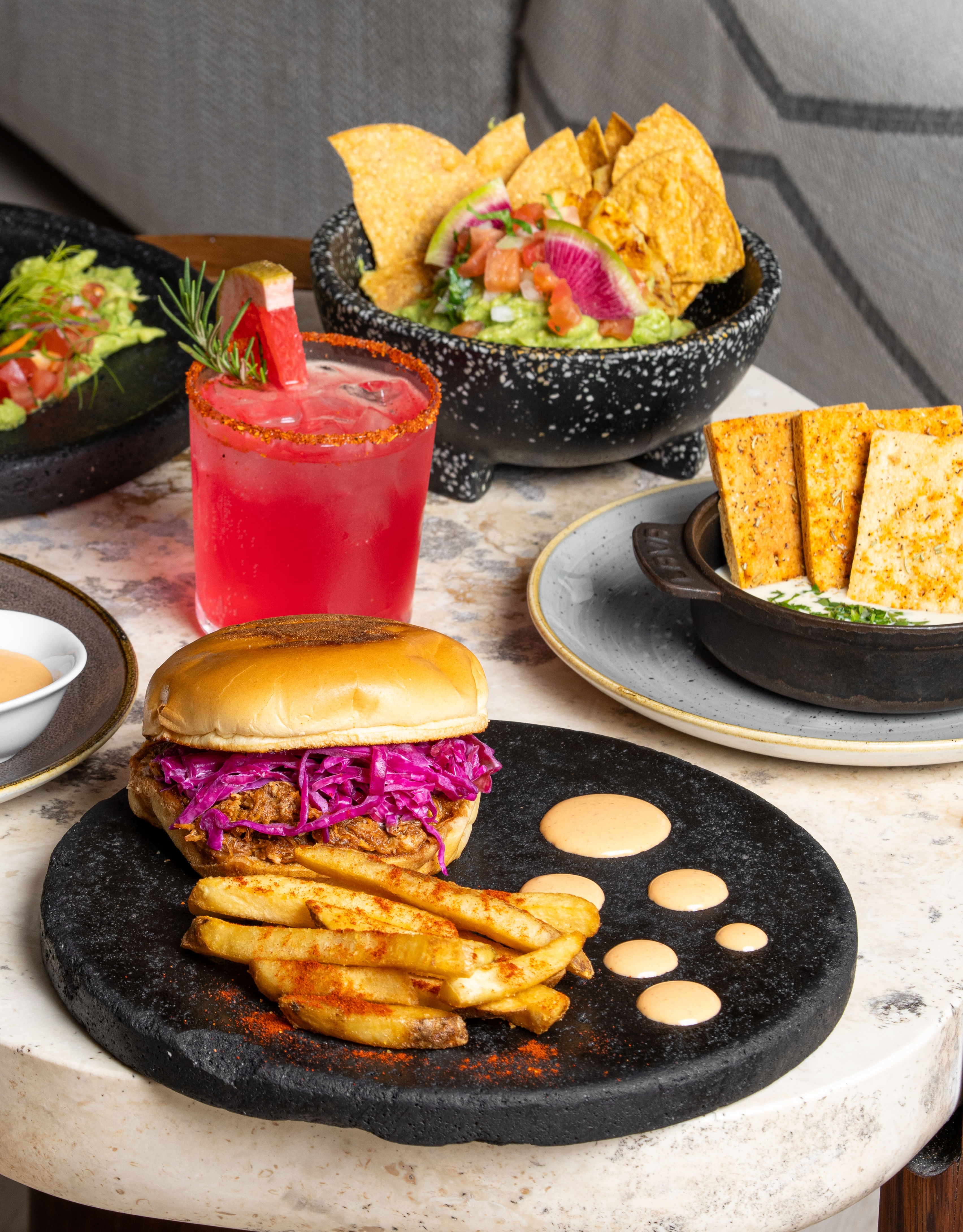 Mâncare pe masă la barul din hol