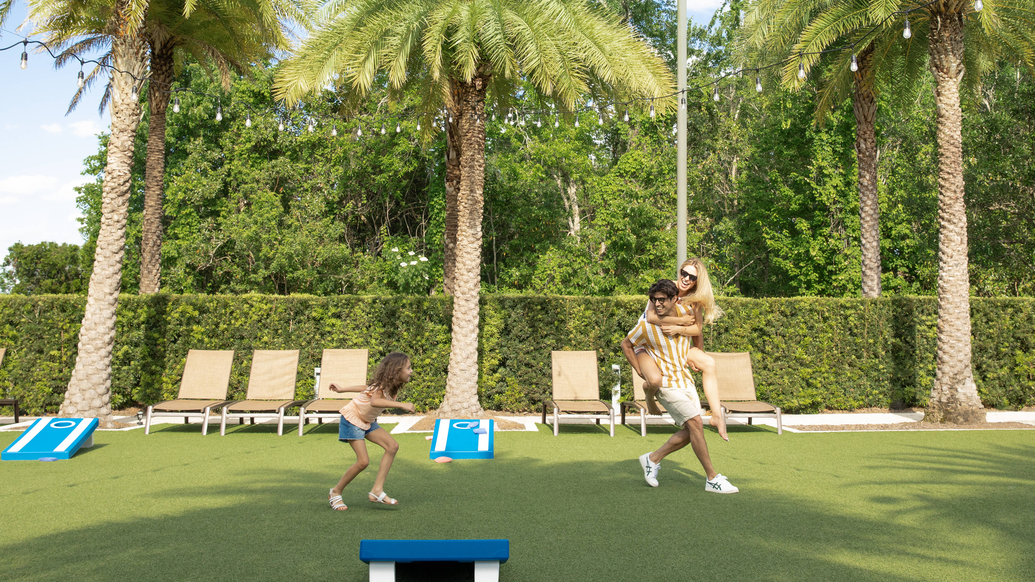 keluarga bermain di lapangan game luar ruangan