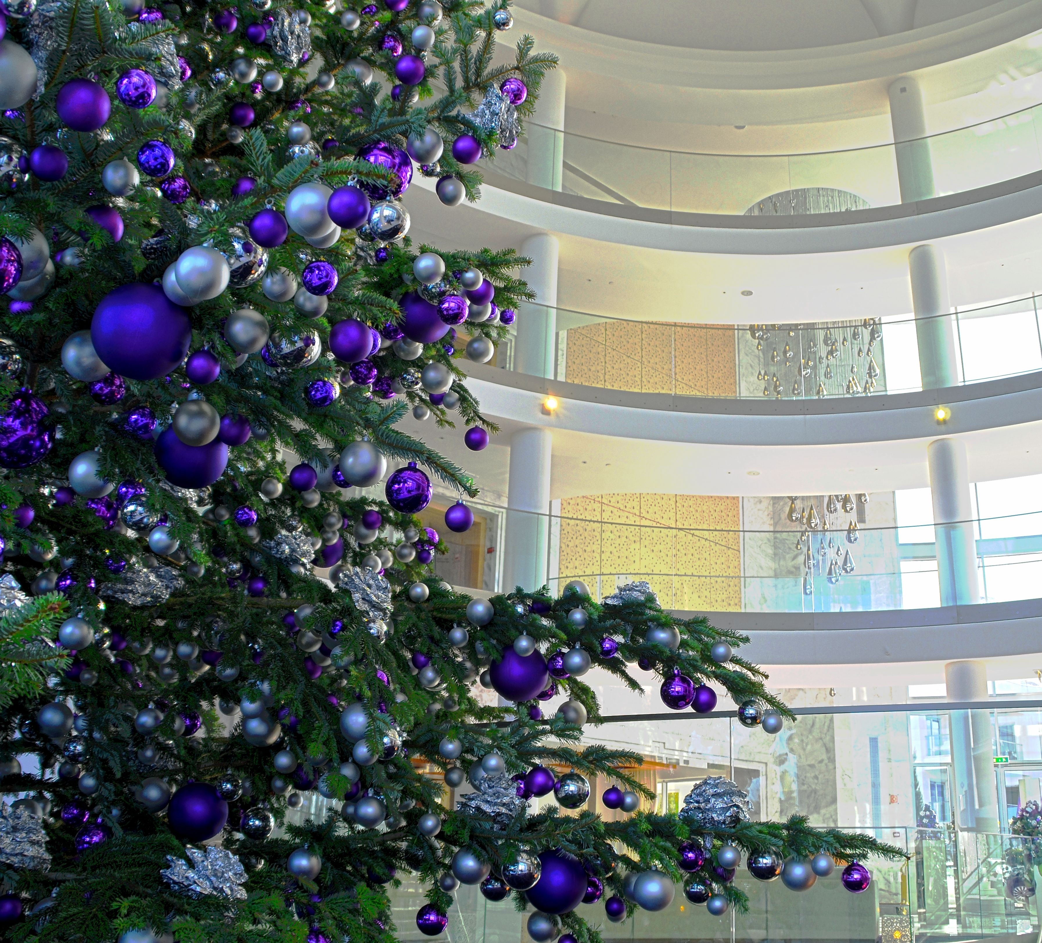 Weihnachtsbaum in der Lobby mit silbernen und lilafarbenen Kugeln