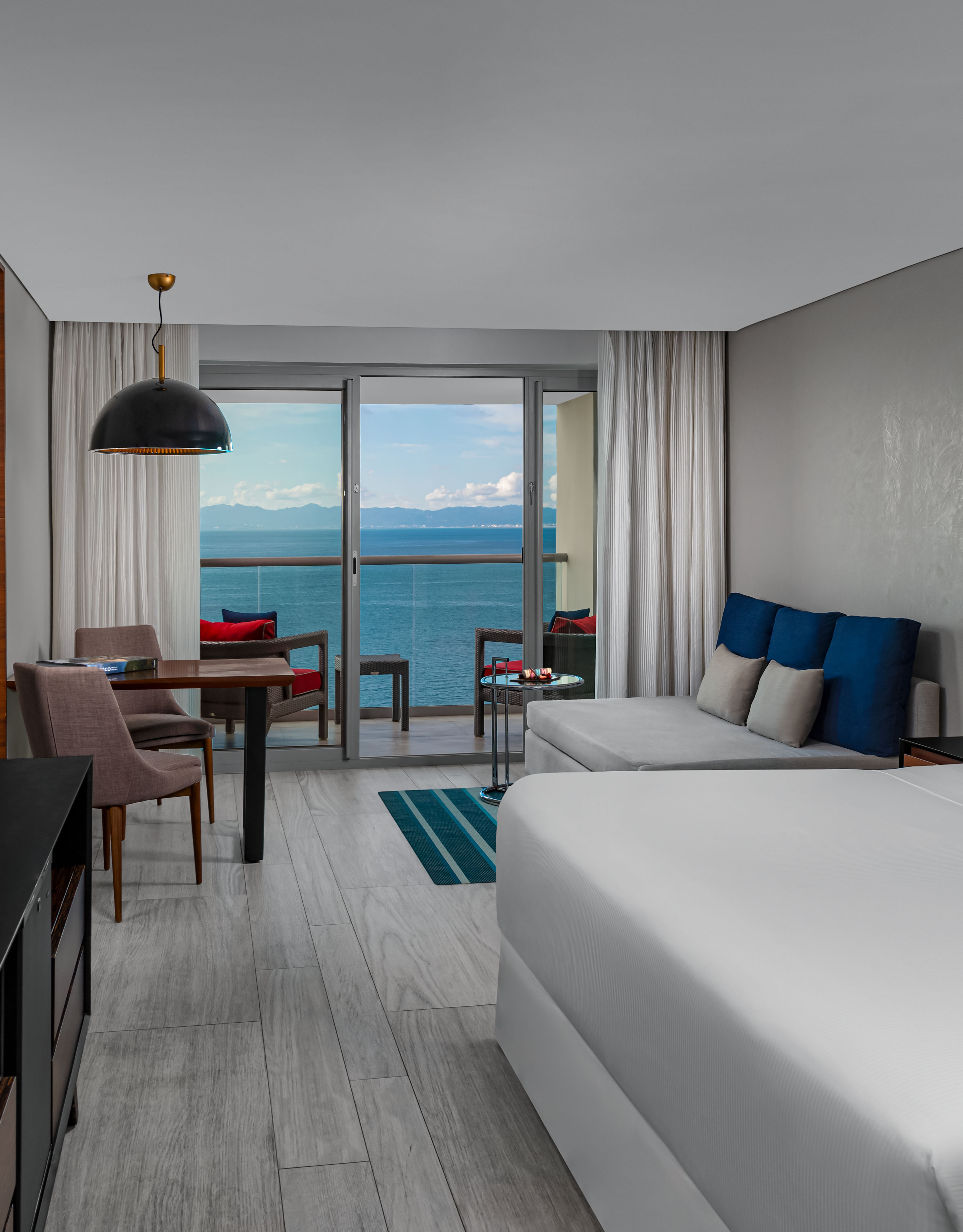 Chambre avec très grand lit et vue sur l'océan