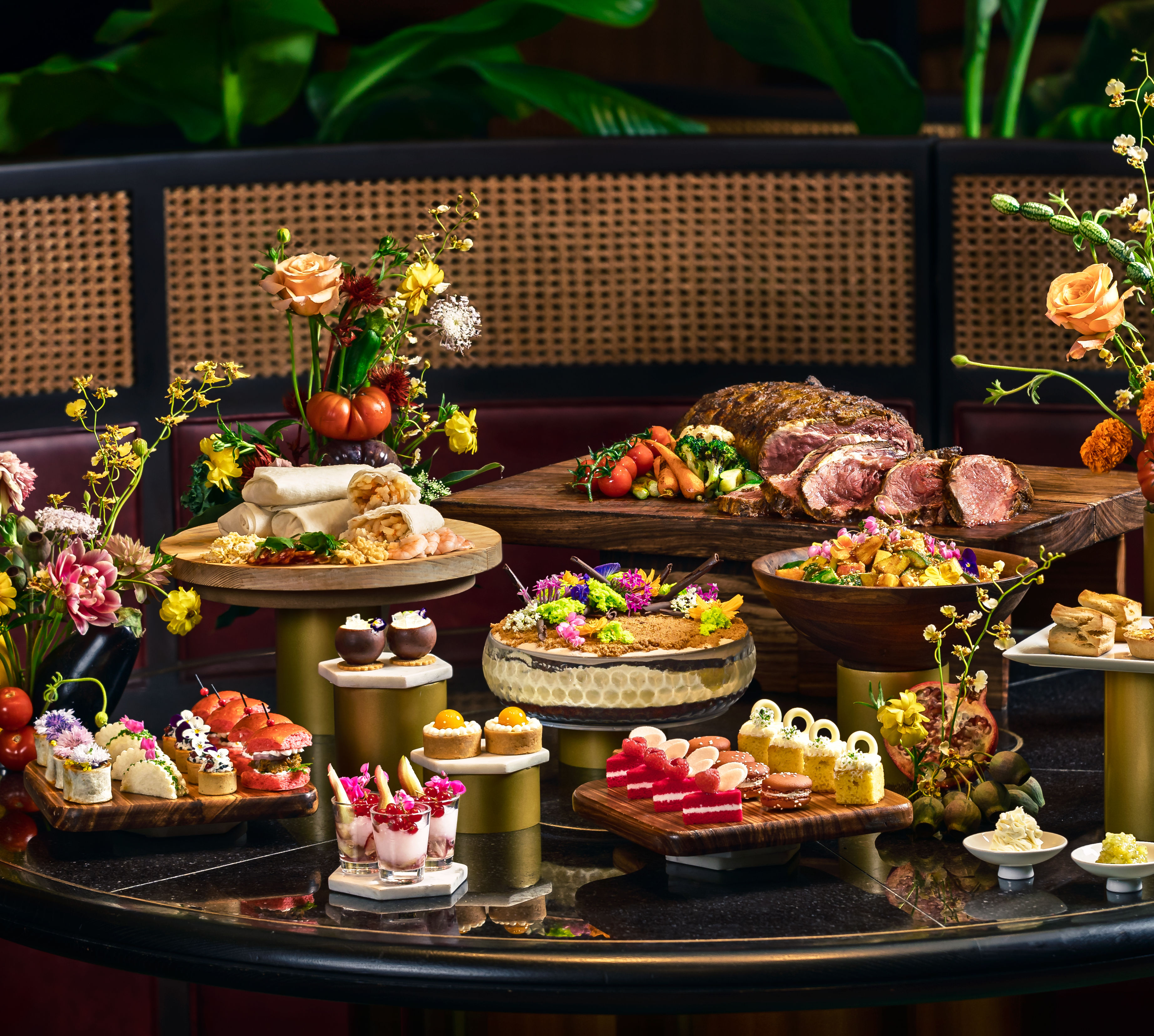 Tea Lounge z talerzami jedzenia