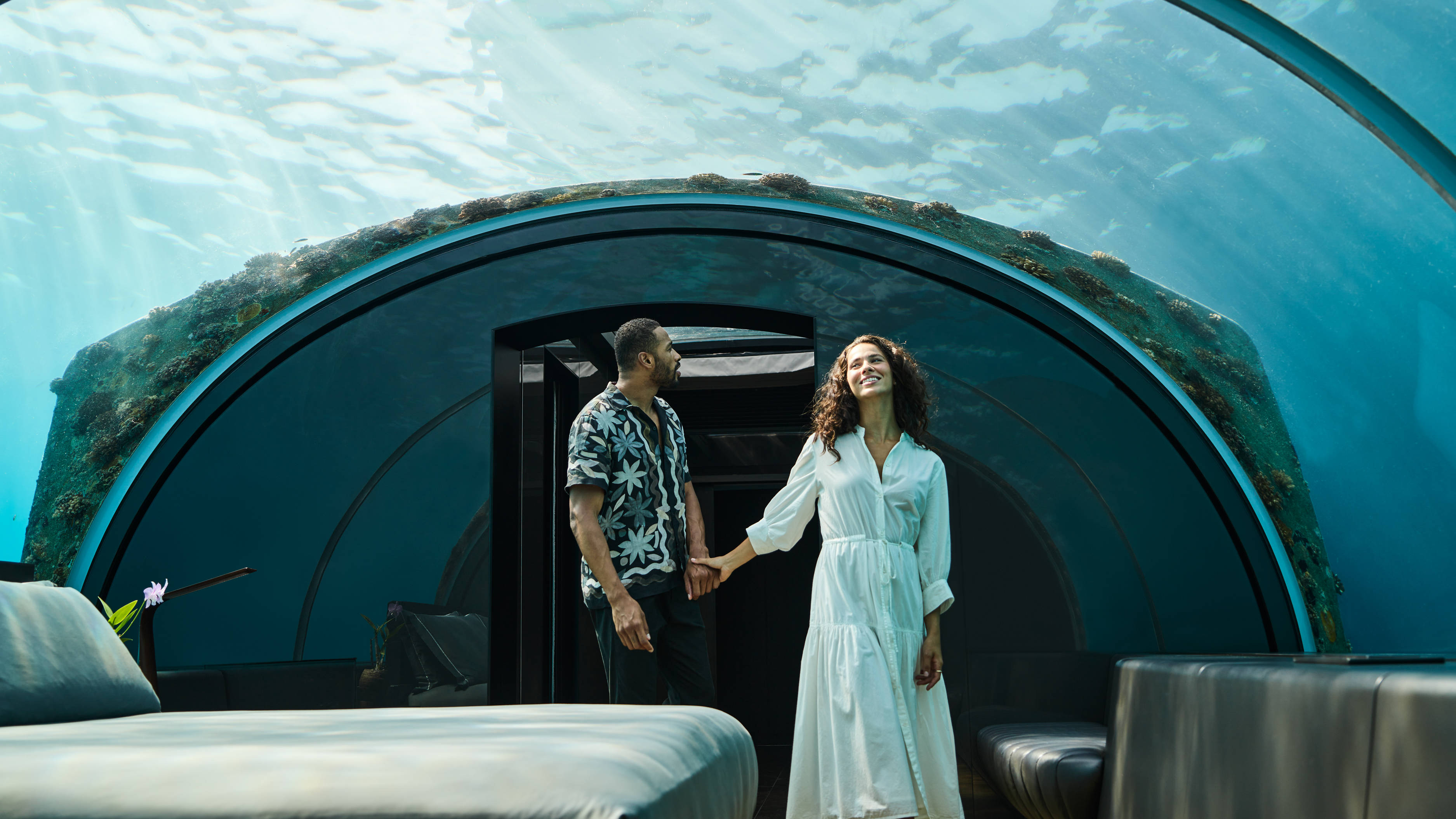 Un homme et une femme dans une chambre sous-marine