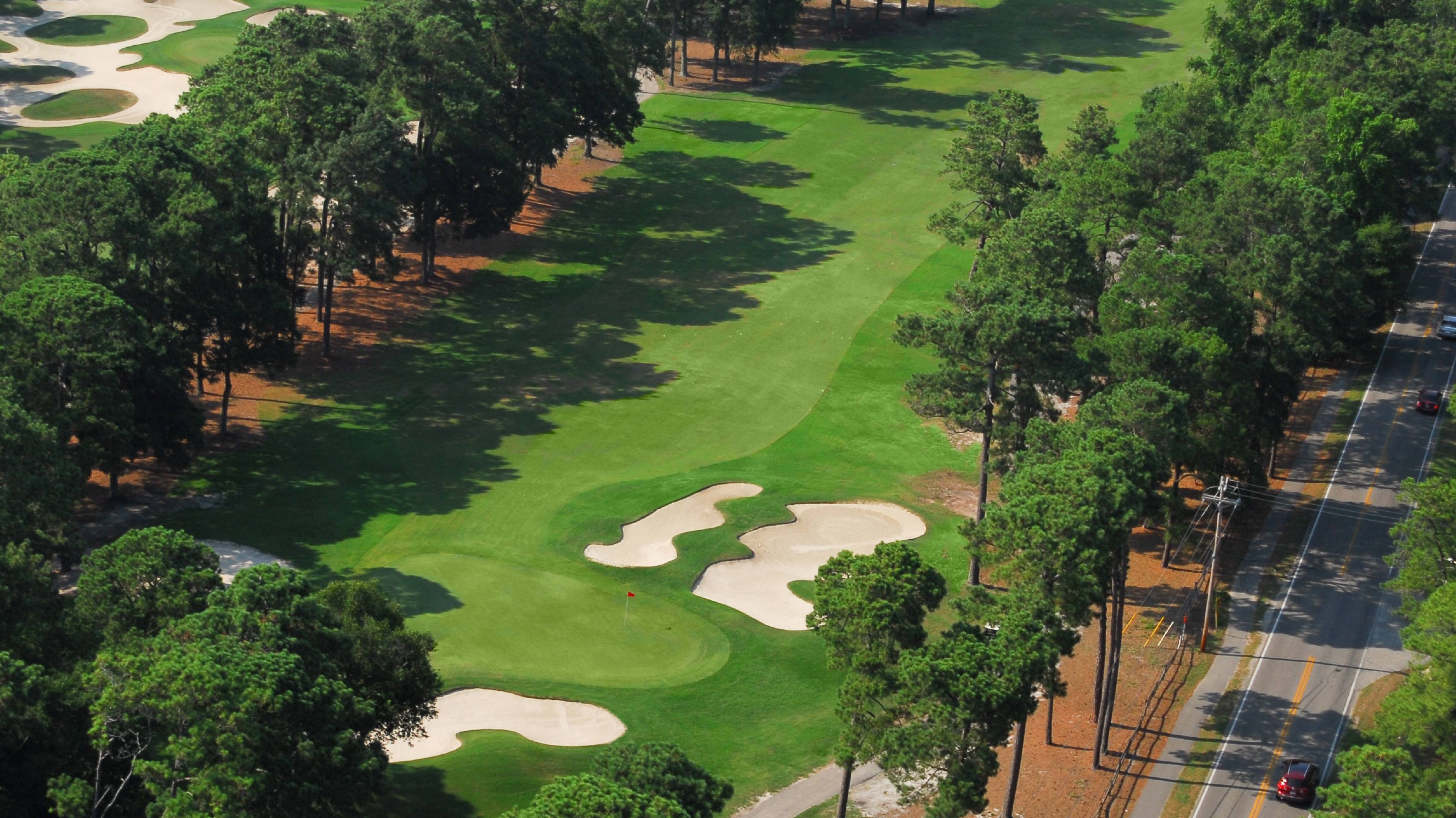 Luchtfoto van Arcadian Shores nr. 1 en nr. 3 greens en bunkers