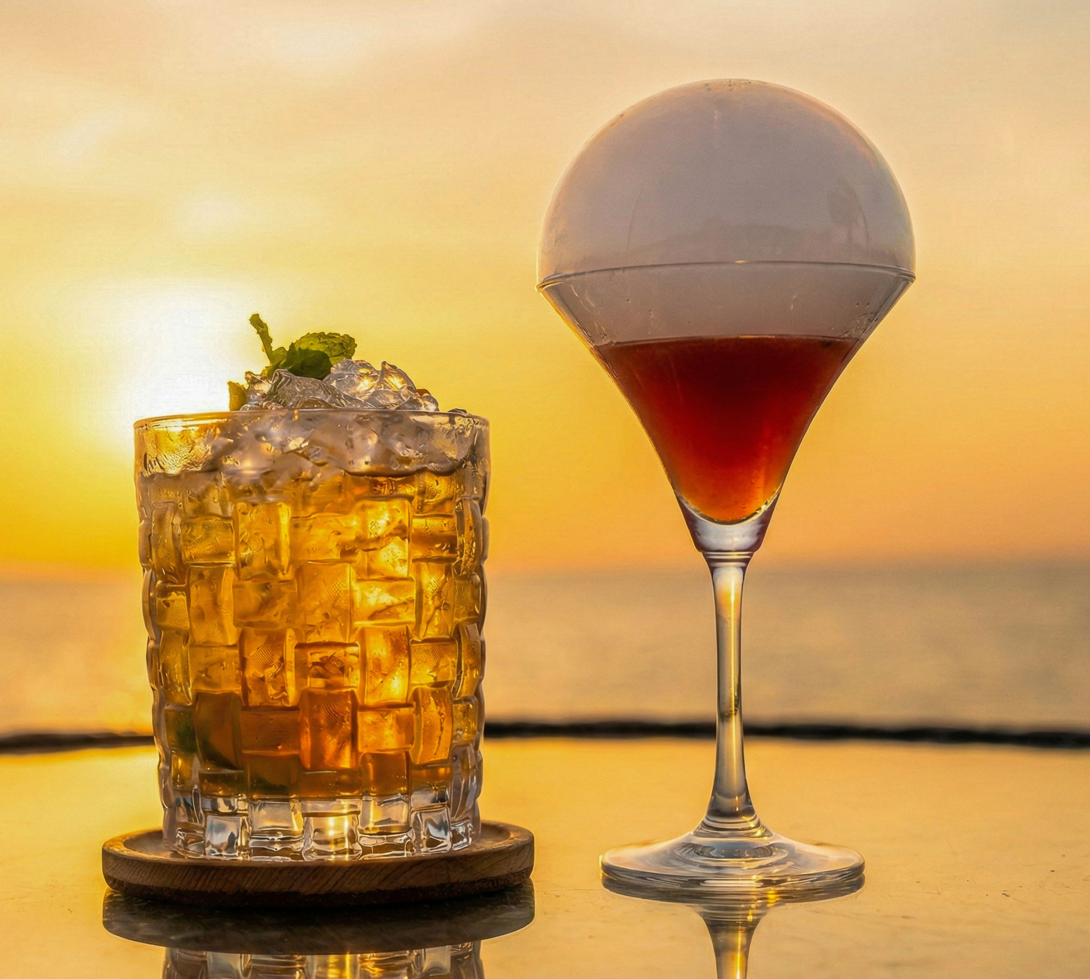 C Lounge, cocktails op een tafel bij zonsondergang