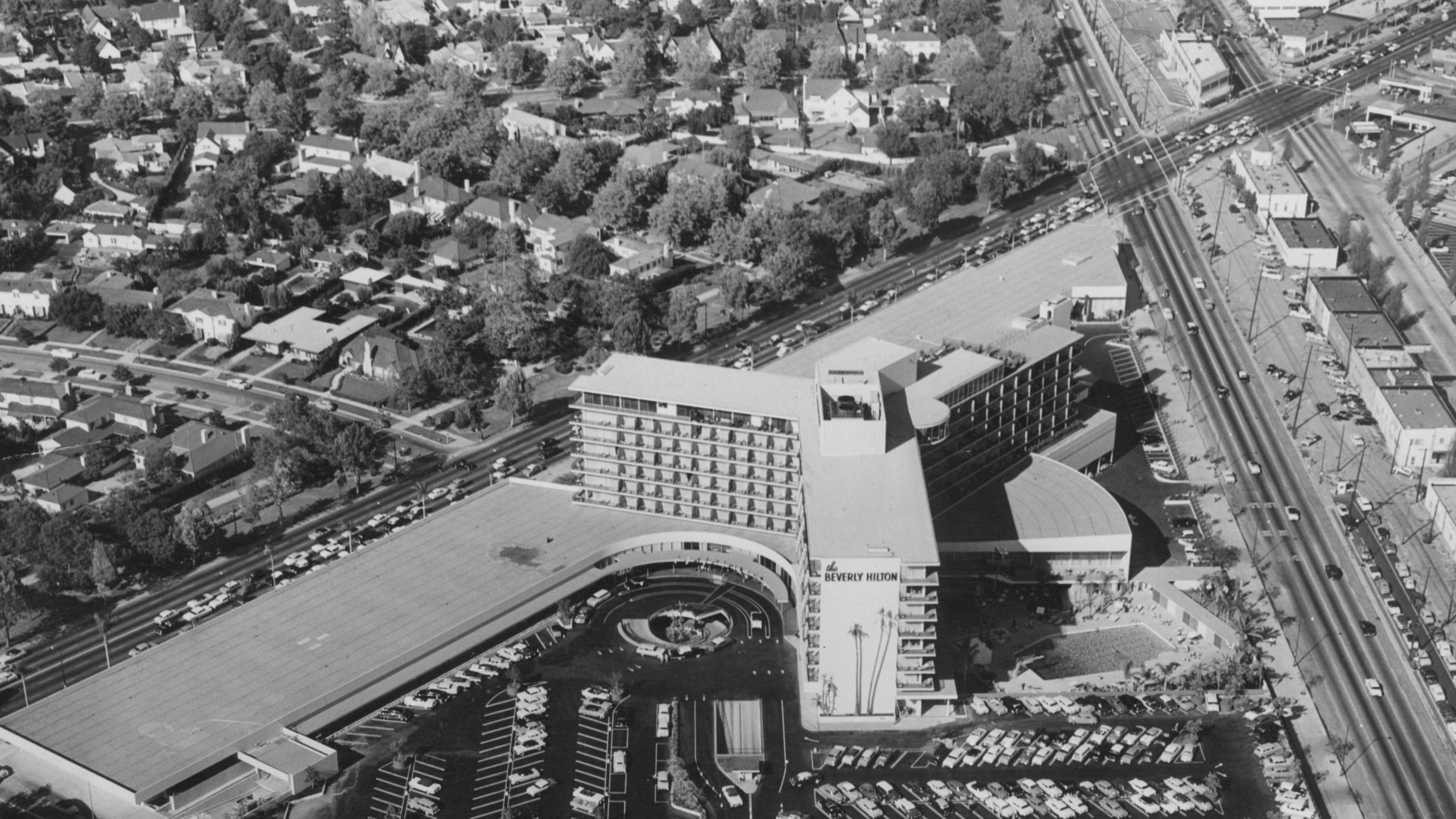 Luftaufnahme des Beverly Hilton in Santa Monica in Schwarz und Weiß