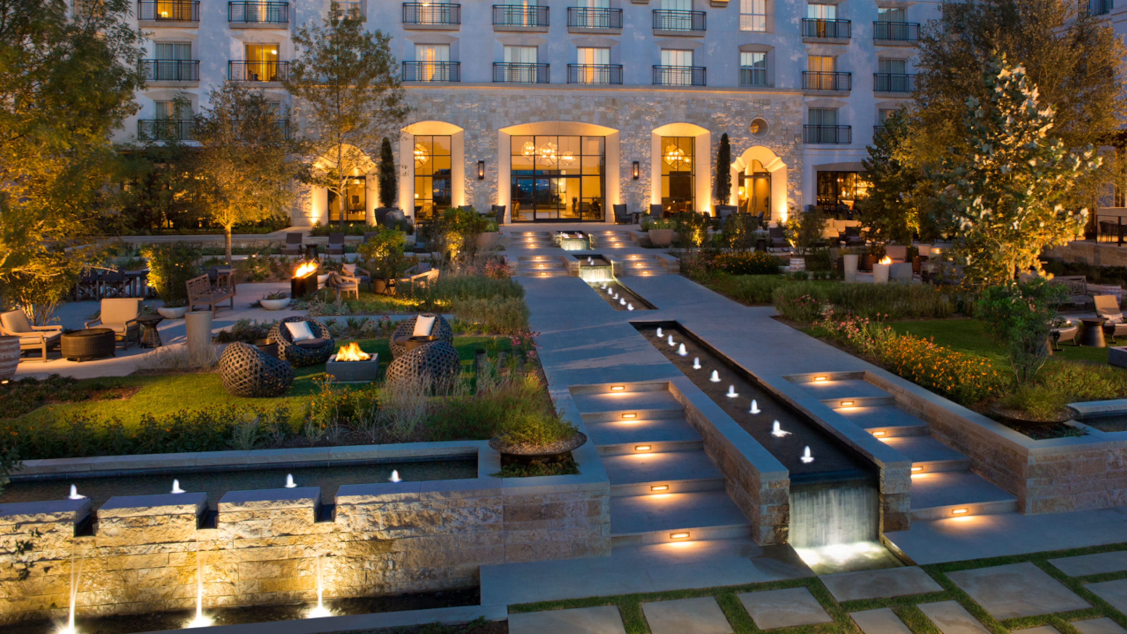 Edifício exterior do hotel ao entardecer