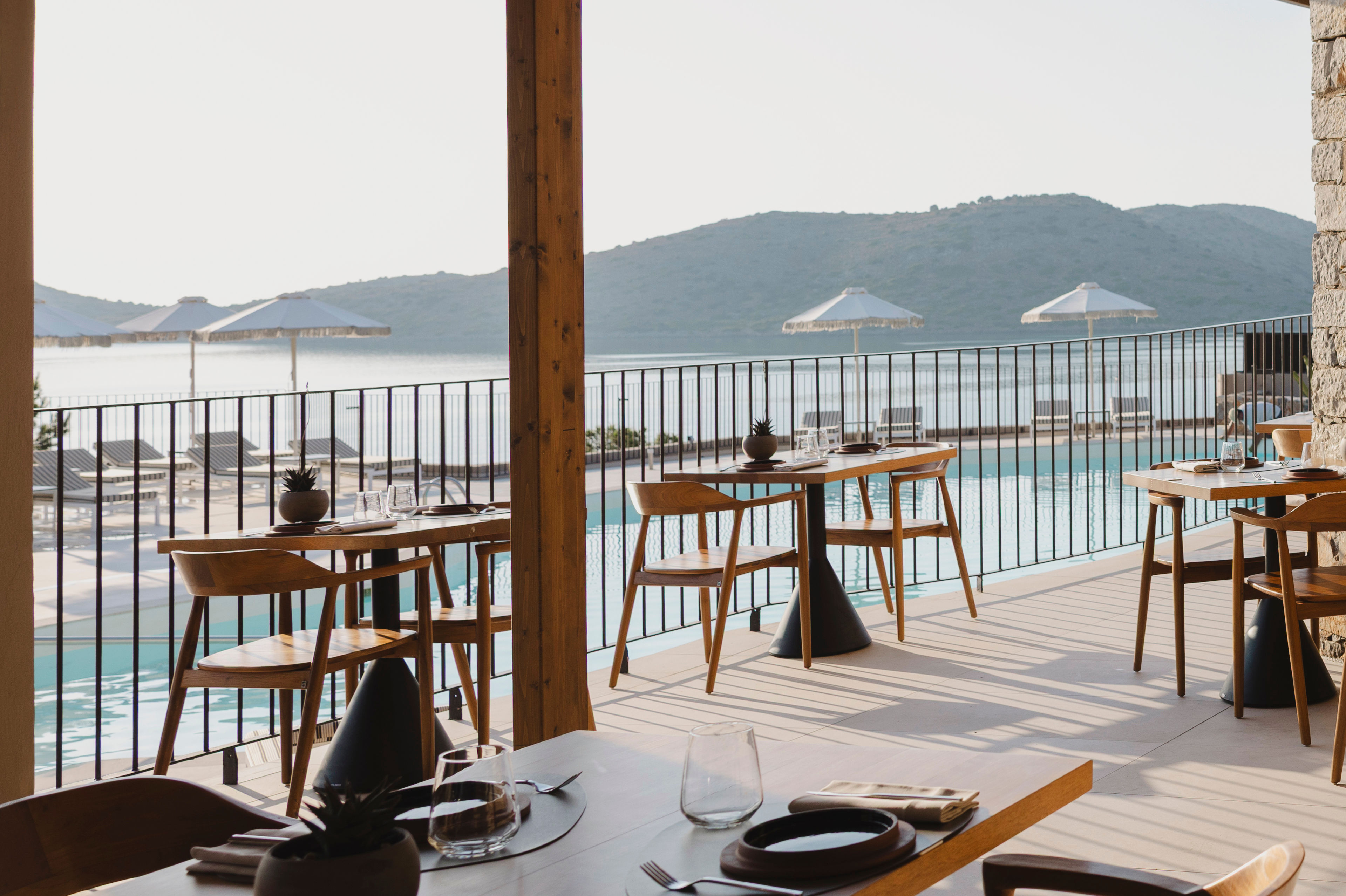 Restaurant galben pe mare