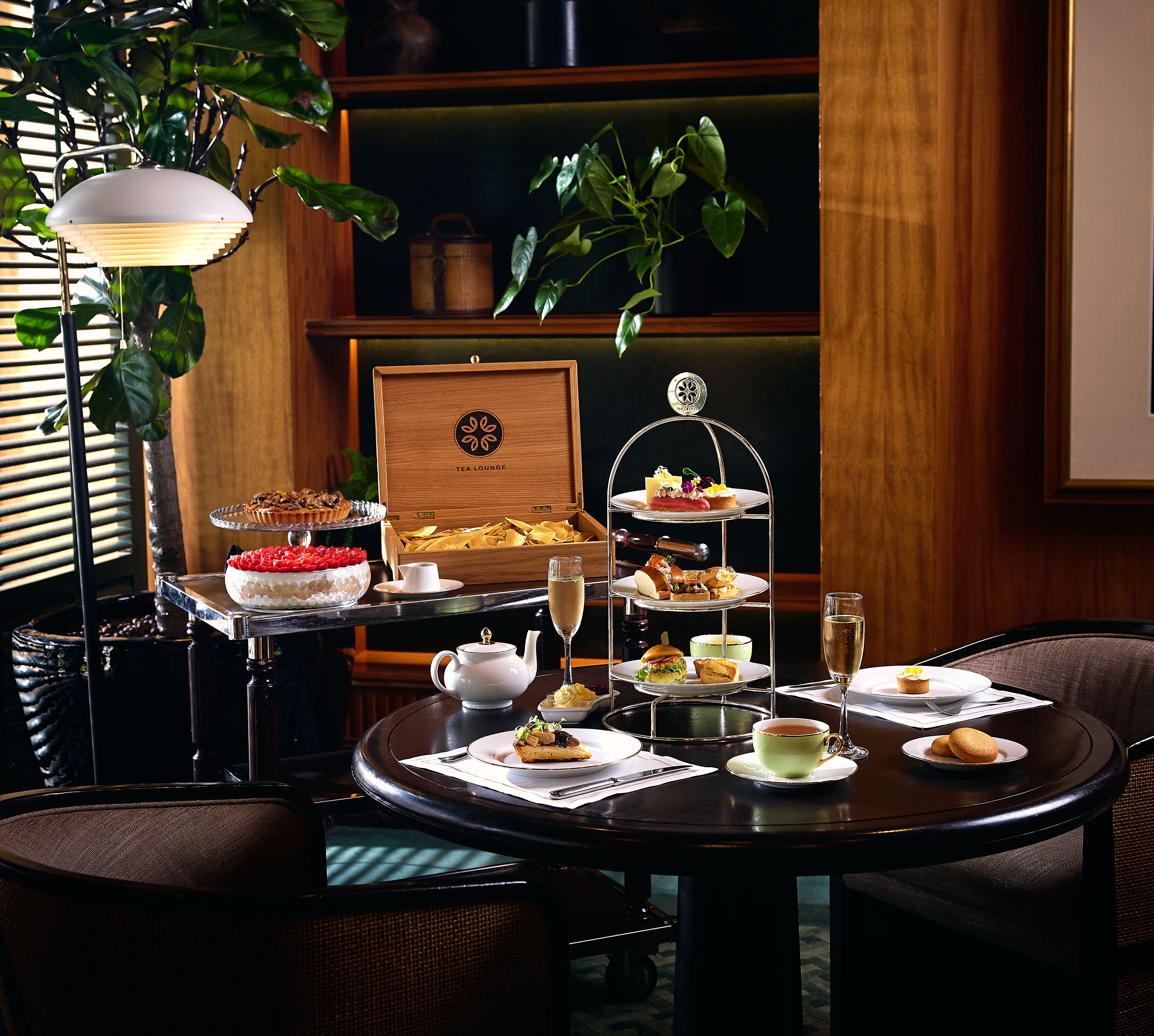Stoły z jedzeniem i herbatą w Tea Lounge